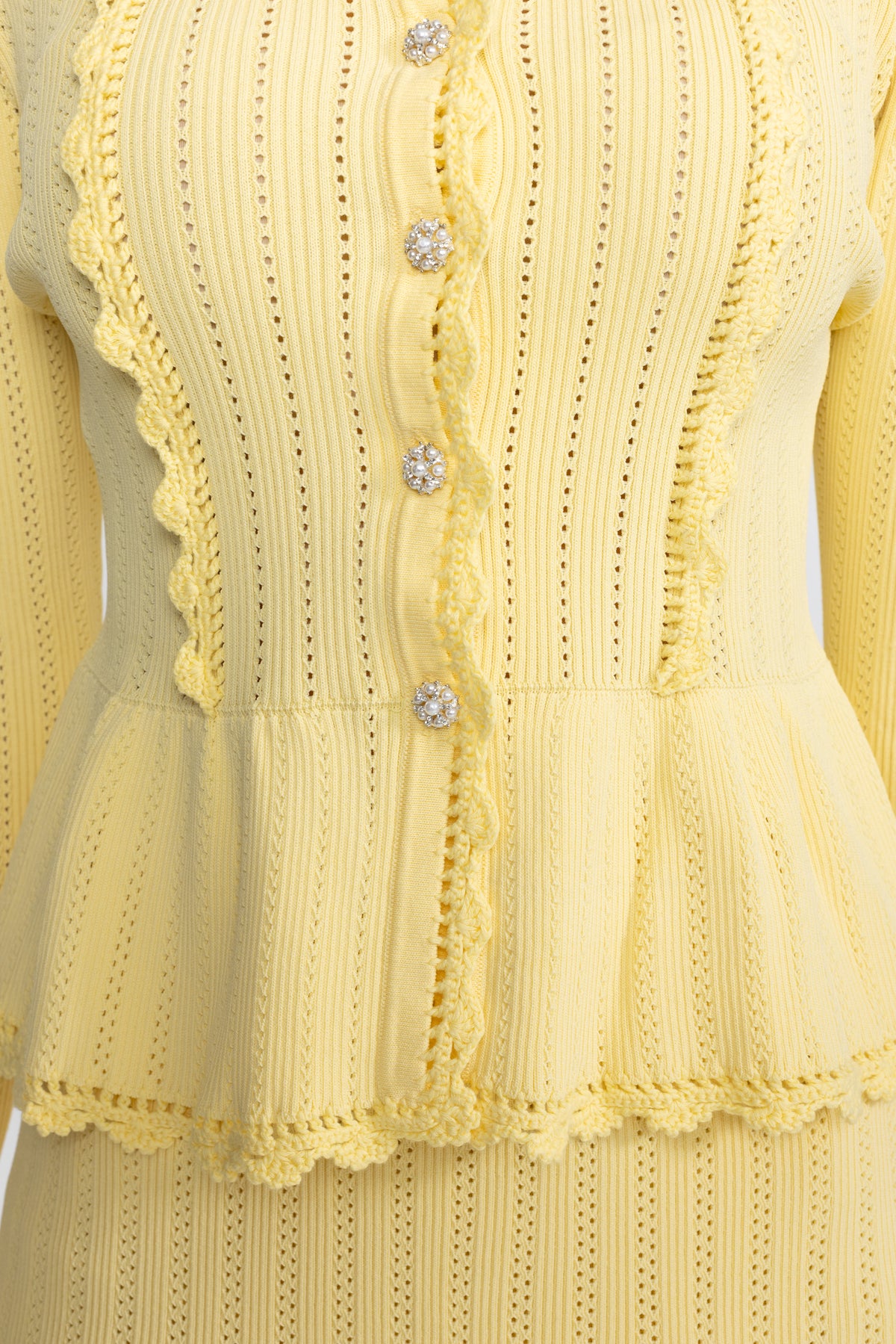 Ensemble coordonné cardigan à basque en maille pointelle et jupe ourlet dentelle - Jaune