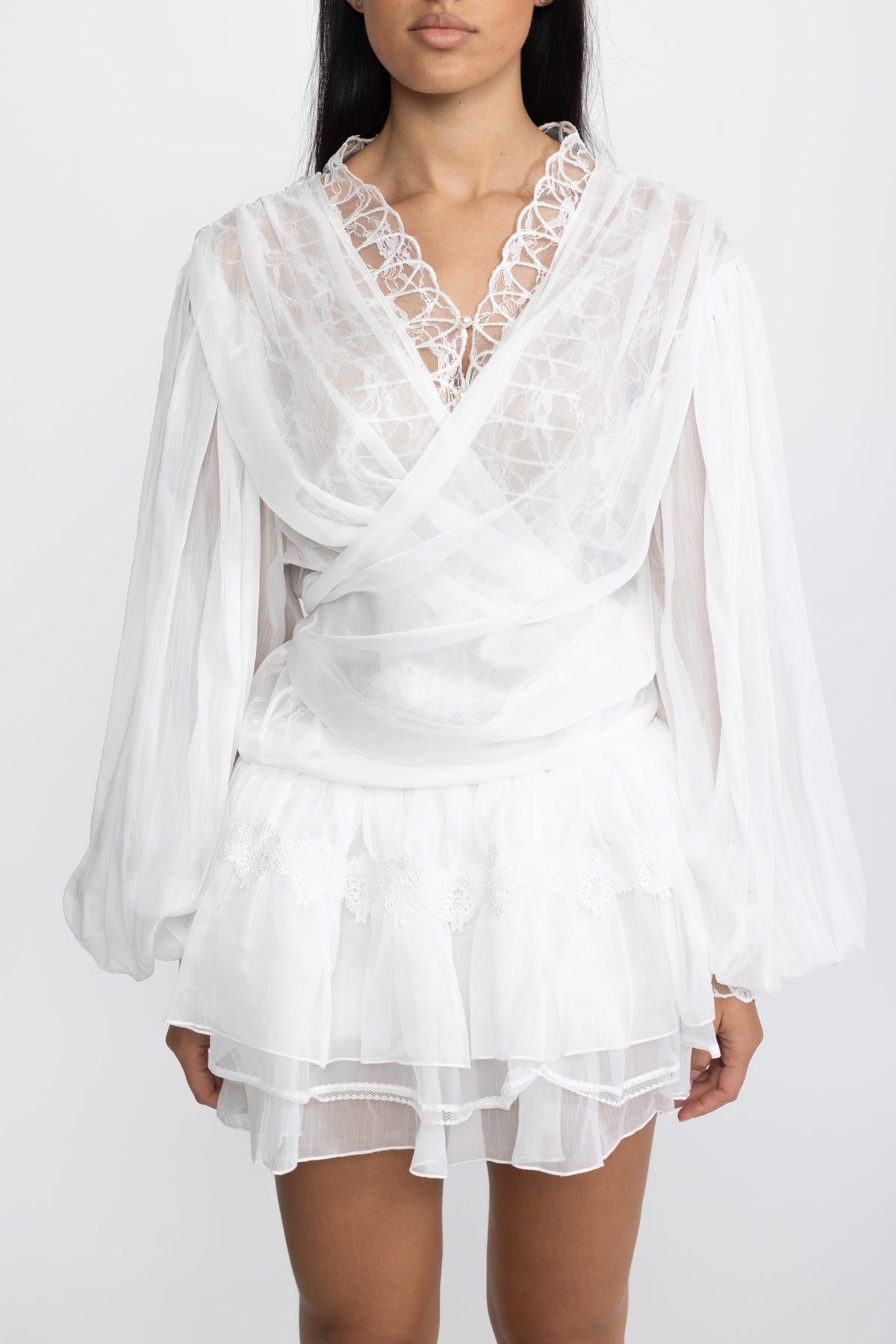 Ensemble coordonné blouse portefeuille en mousseline à empiècement en dentelle et mini-jupe à volants - Blanc