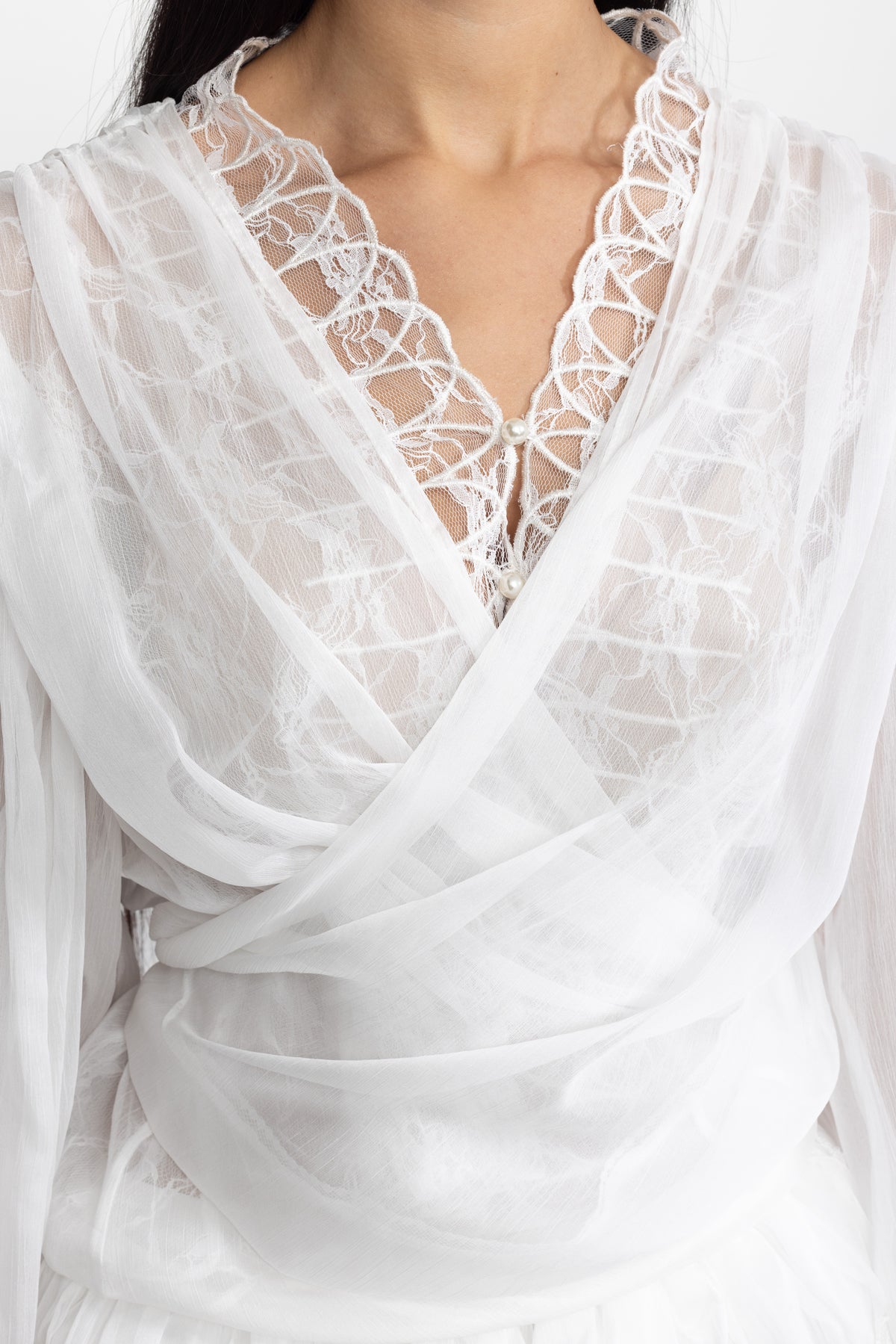Ensemble coordonné blouse portefeuille en mousseline à empiècement en dentelle et mini-jupe à volants - Blanc