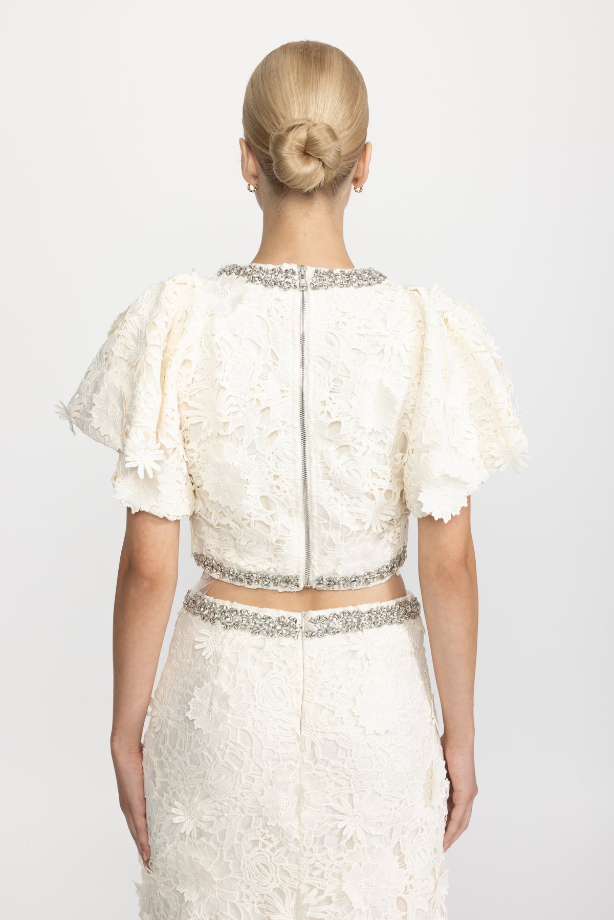 Ensemble coordonné crop top et jupe longue en dentelle guipure bordée de cristaux - Ivoire