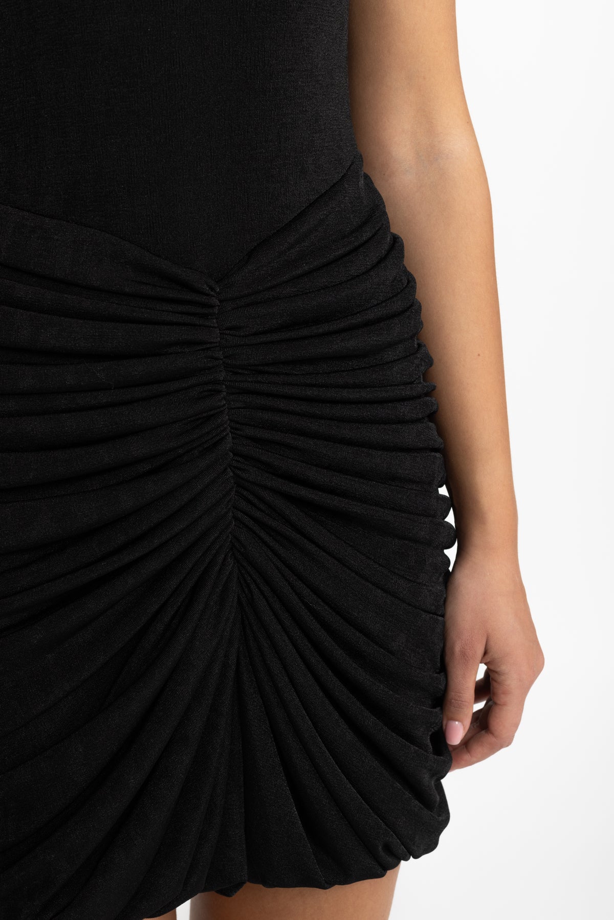 Robe mini drapée à cape et ruchés - Noir