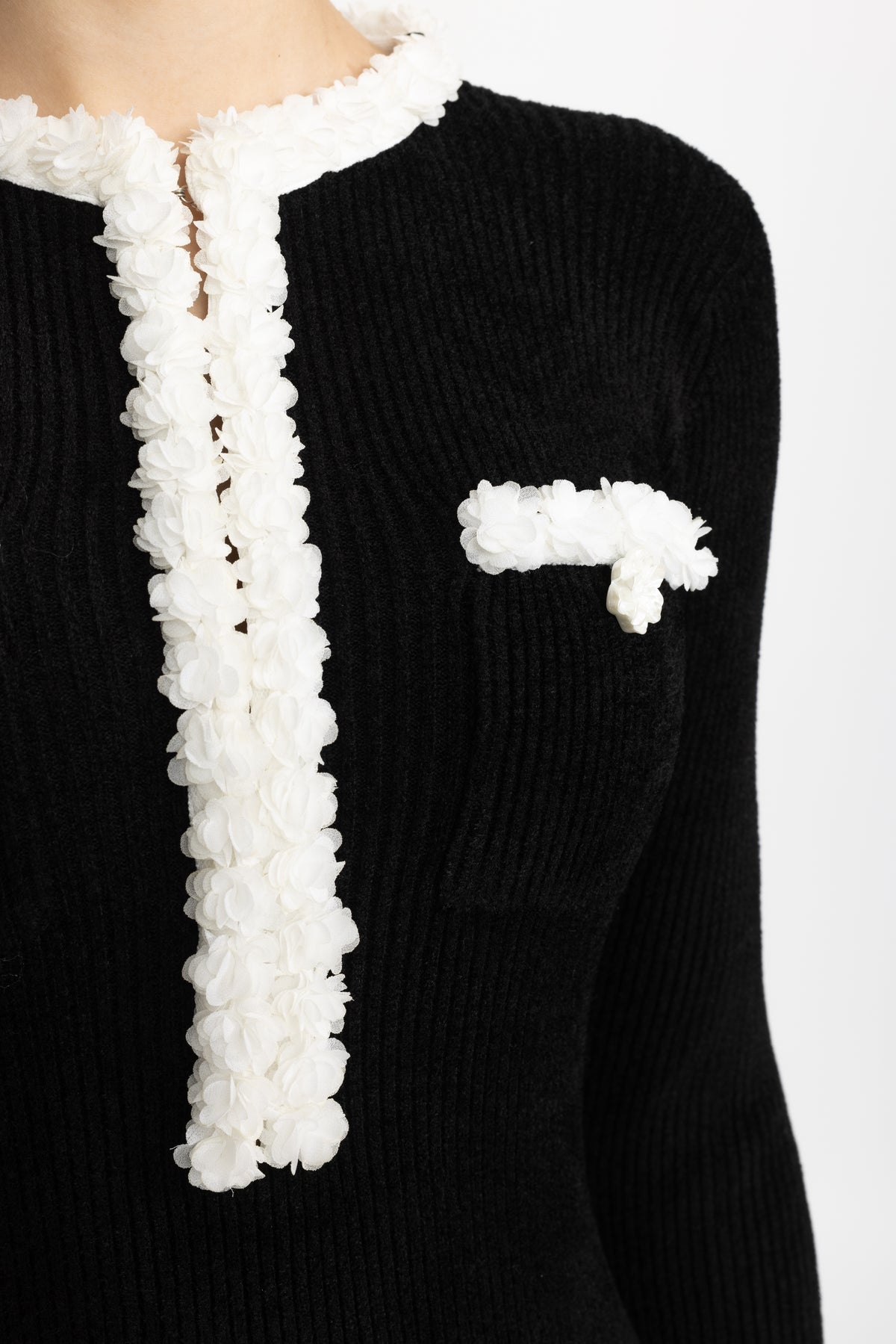 Robe midi en maille chenille avec finition à pompons contrastants - Noir