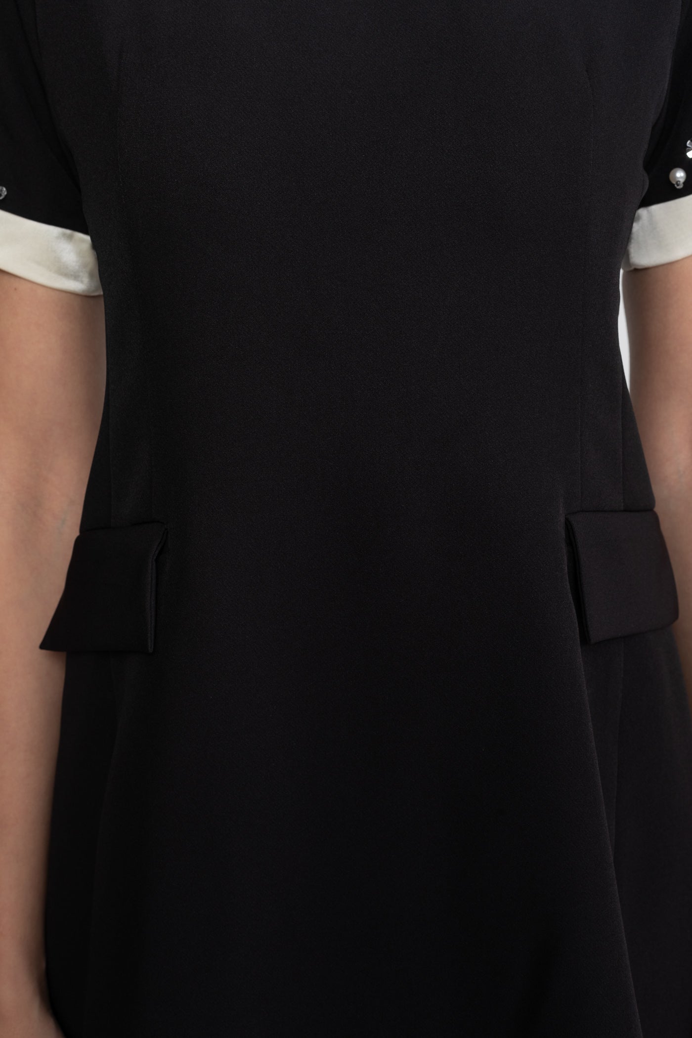 Mini robe avec col Peter Pan orné de cristaux et poignets bijou - Noir
