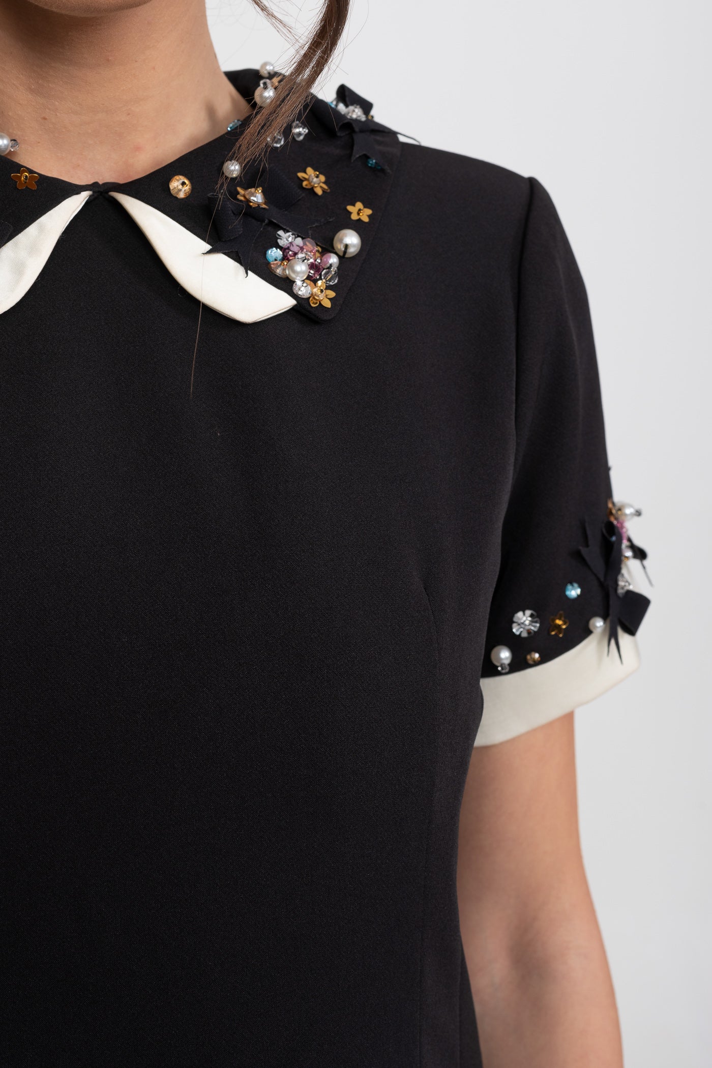 Mini robe avec col Peter Pan orné de cristaux et poignets bijou - Noir