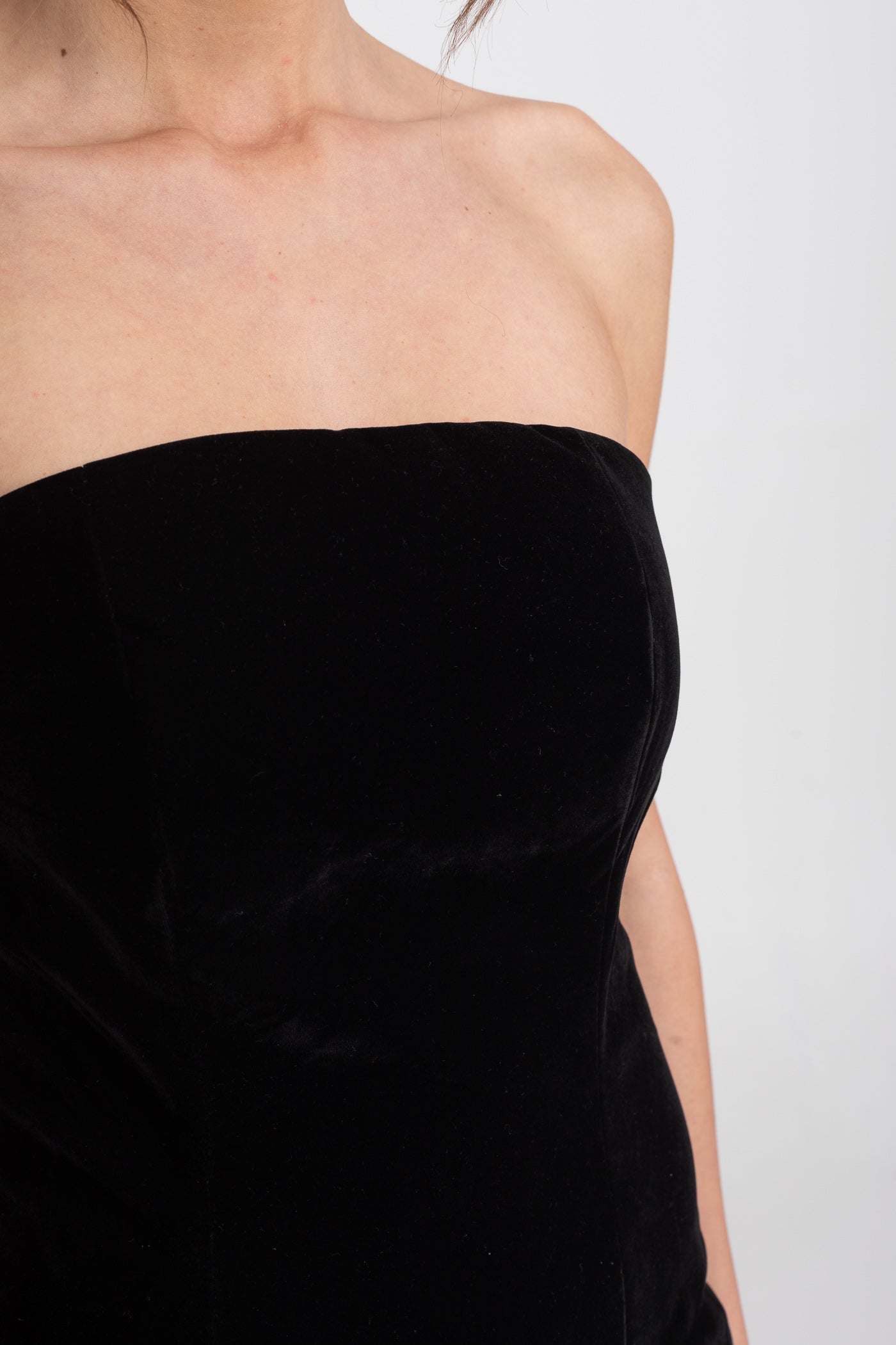 Robe mini en velours bustier avec jupe plissée contrastante - Noir