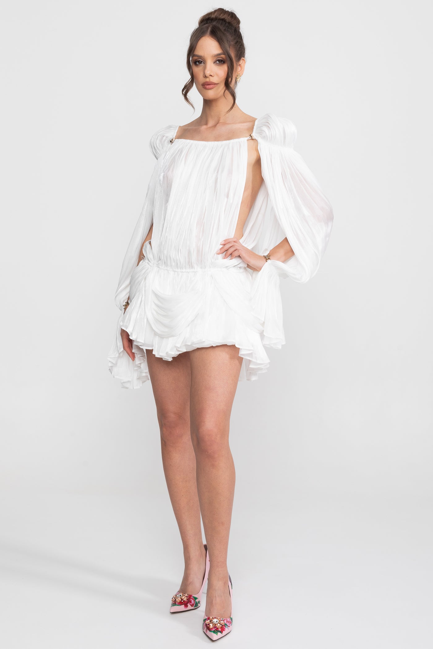 Robe courte fluide et transparente avec manches cape et détail clip doré - Blanc