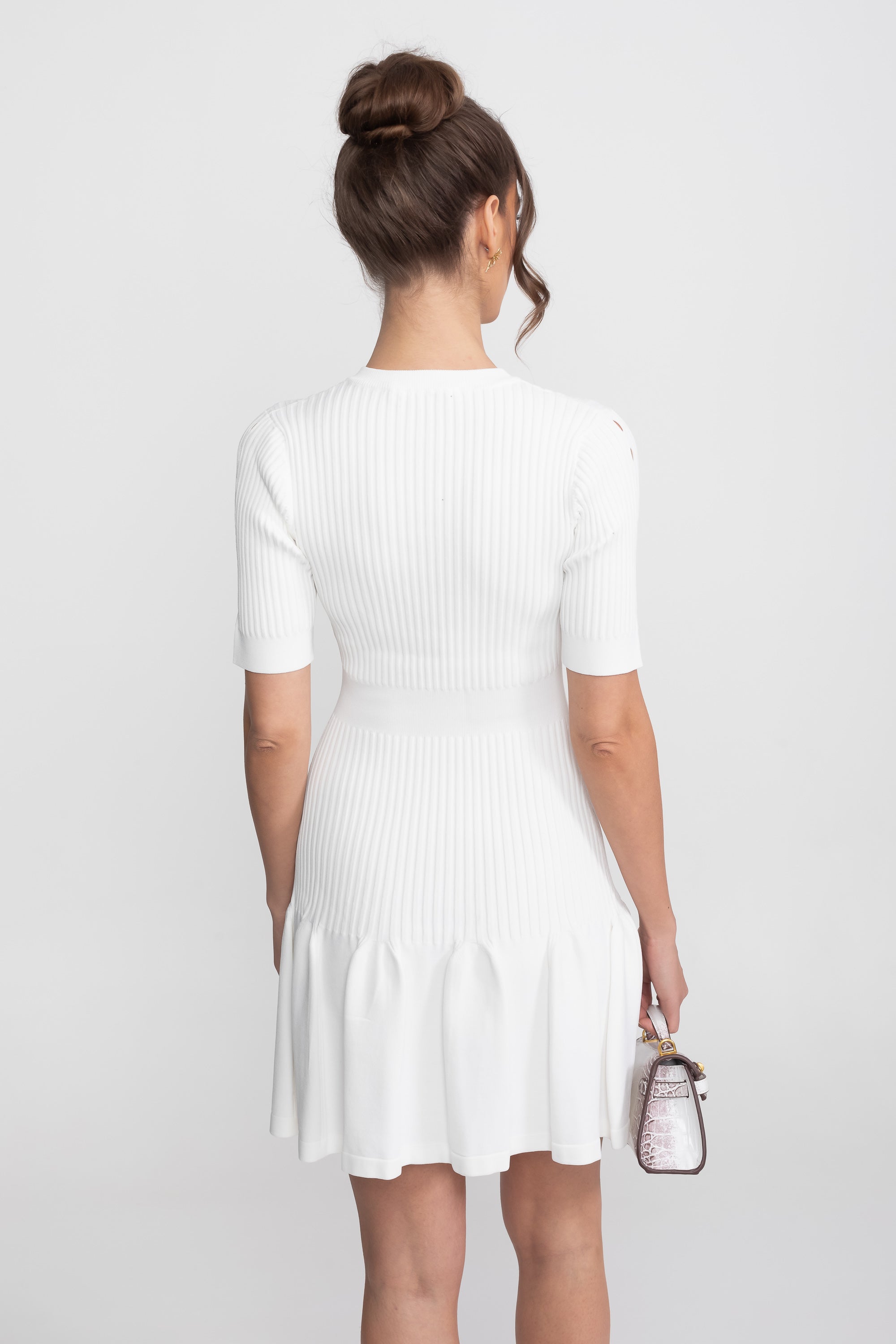 Robe Mini en Maille Côtelée avec Encolure Clé à Bouton Doré - Blanc
