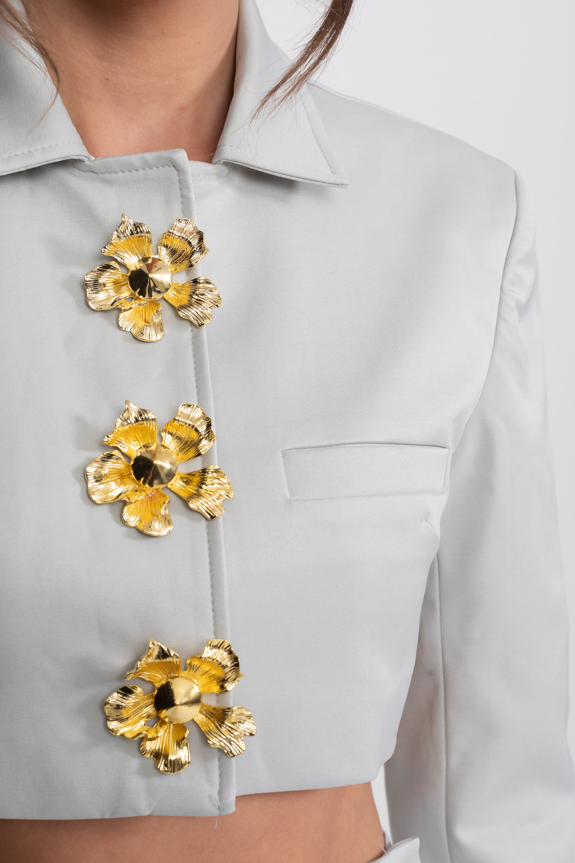 Ensemble coordonné veste courte et mini-jupe avec boutons floraux 3D - Gris clair