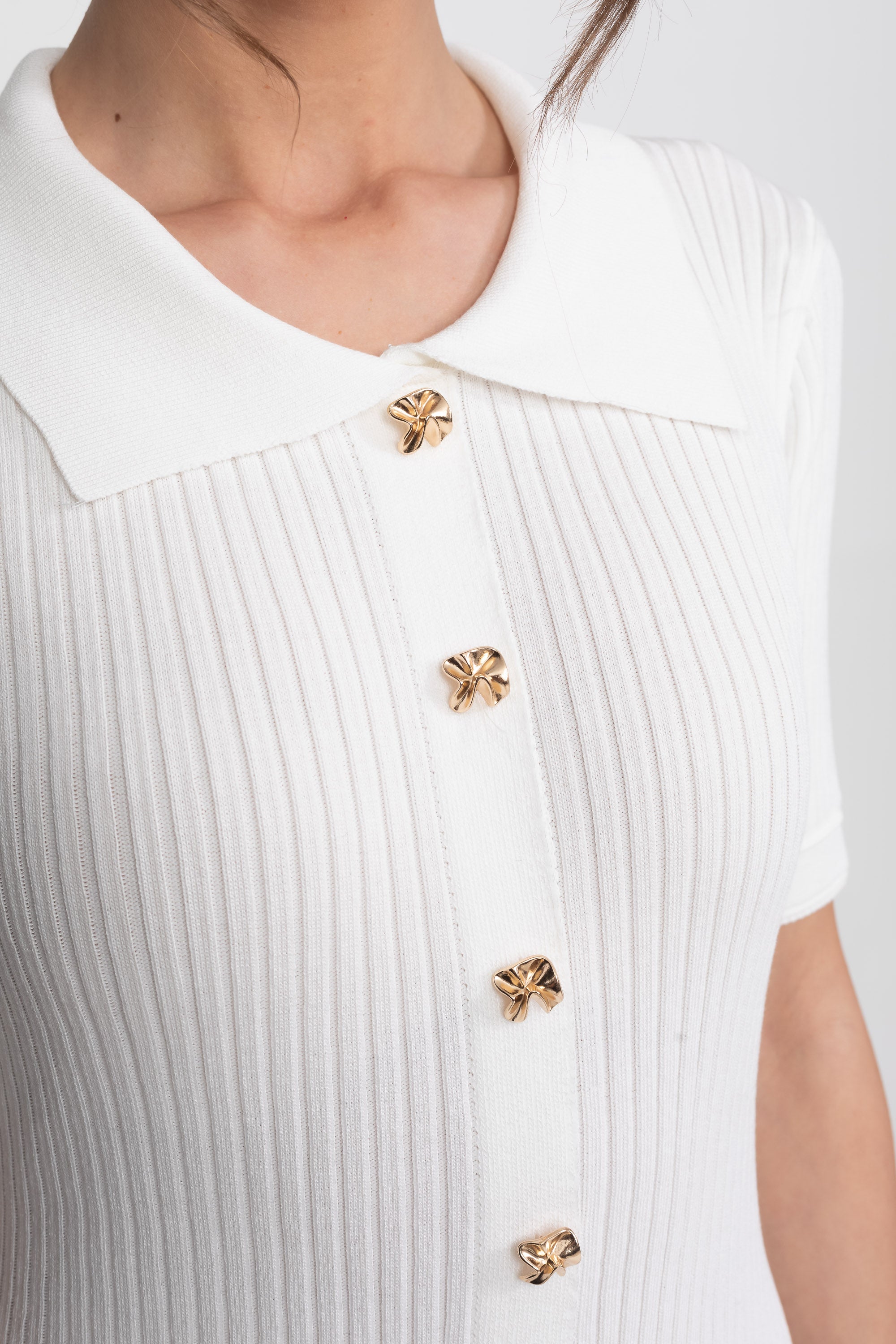 Robe midi en maille côtelée avec col Claudine et jupe plissée - Blanc