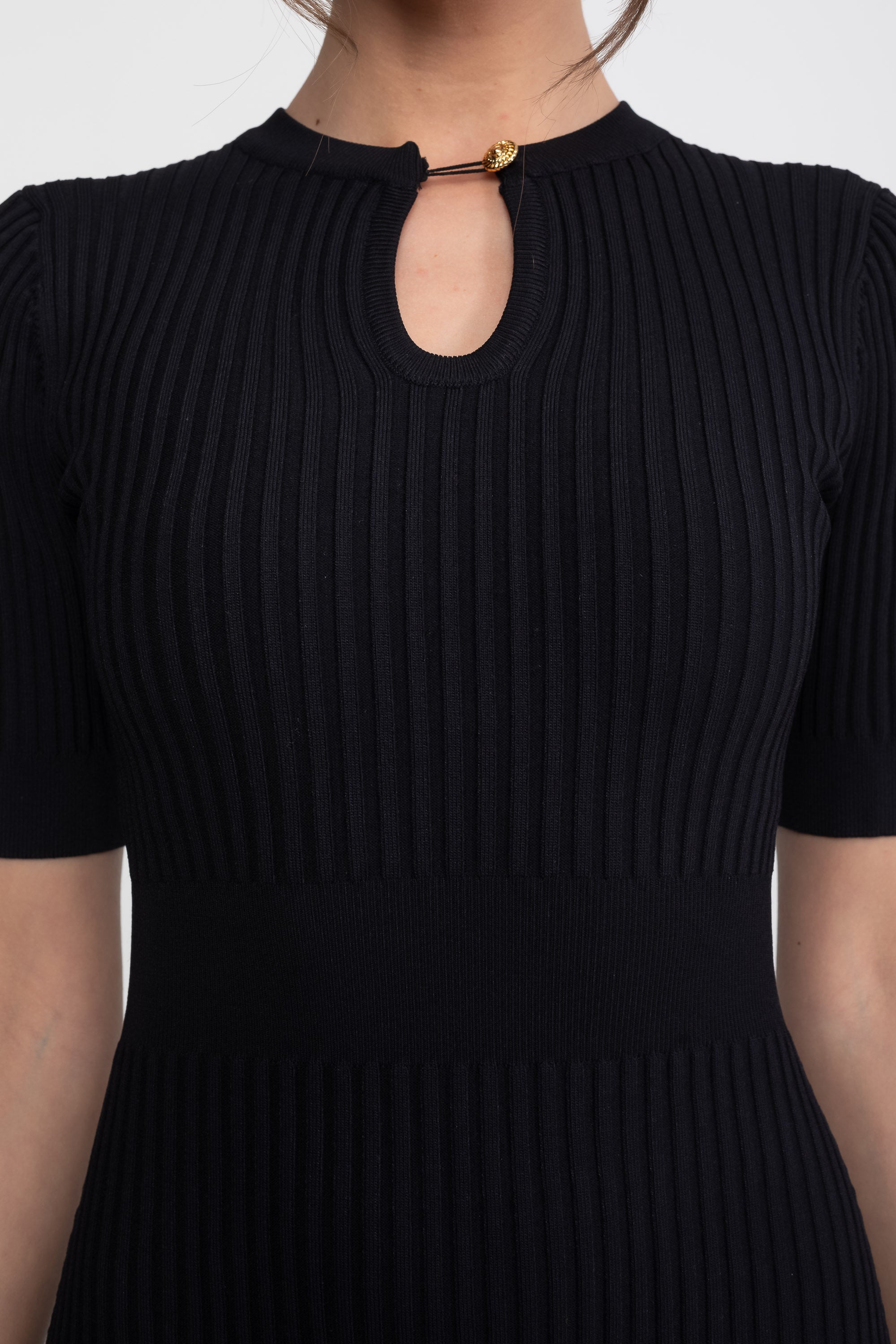 Robe Mini en Maille Côtelée avec Encolure Keyhole Boutonnée Or - Noir