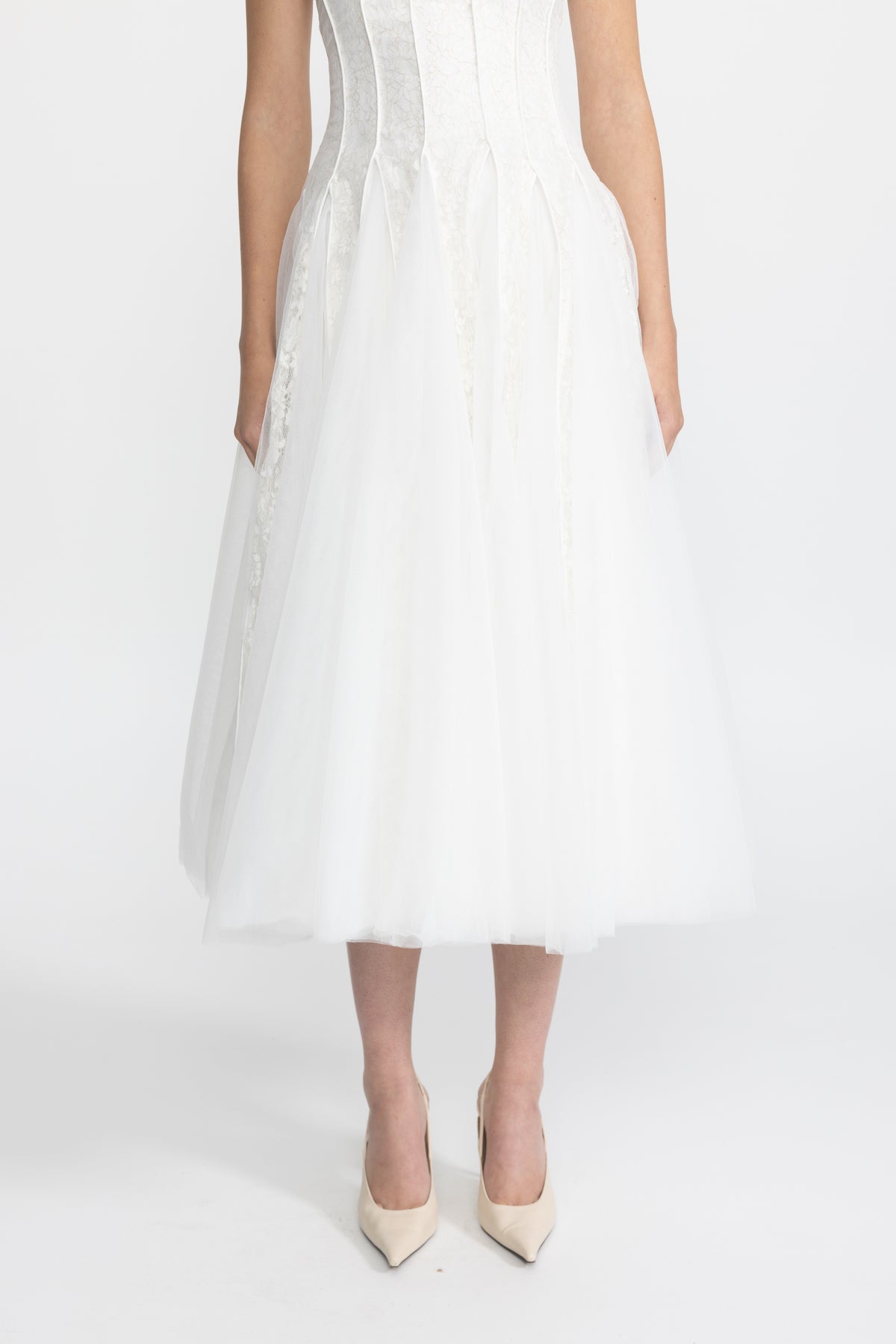 Robe midi en tulle à corset et empiècements de dentelle - blanc