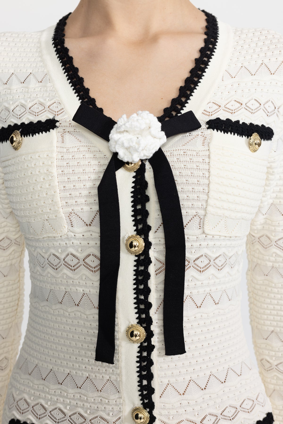 Robe midi en maille à boutons avec finitions au crochet et broche fleur - Ivoire