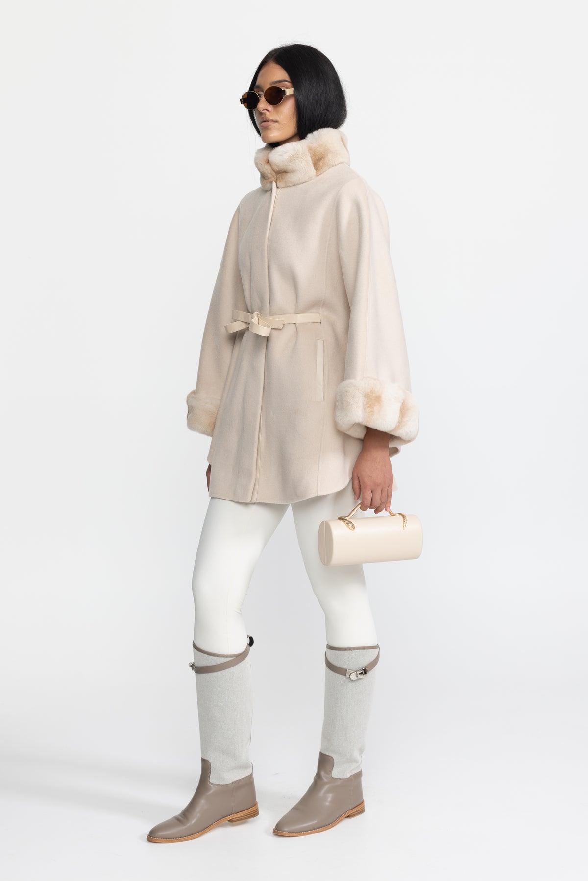 Cape-coat en laine ceinturé avec col et poignets en fourrure - Ivoire