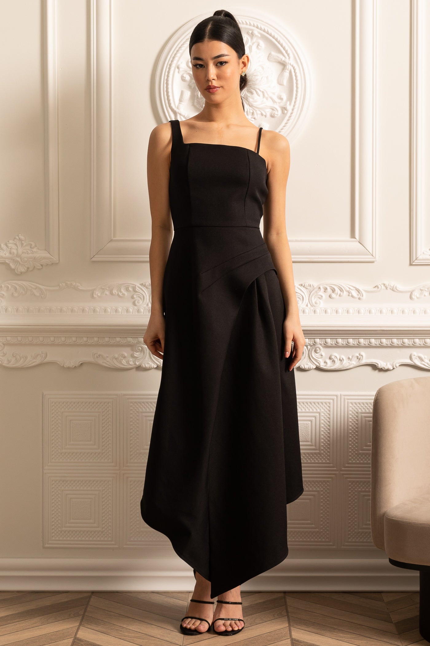 Robe asymétrique élégante avec capelette blanche amovible contrastante - Noir