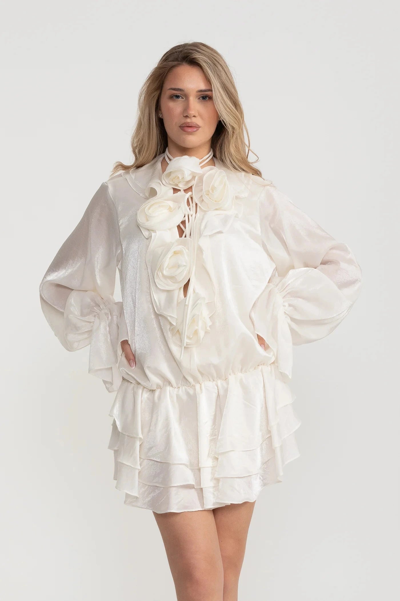 Flowing Sheer Dress With Floral Appliques And Long Puffy Sleeves - Ivoire