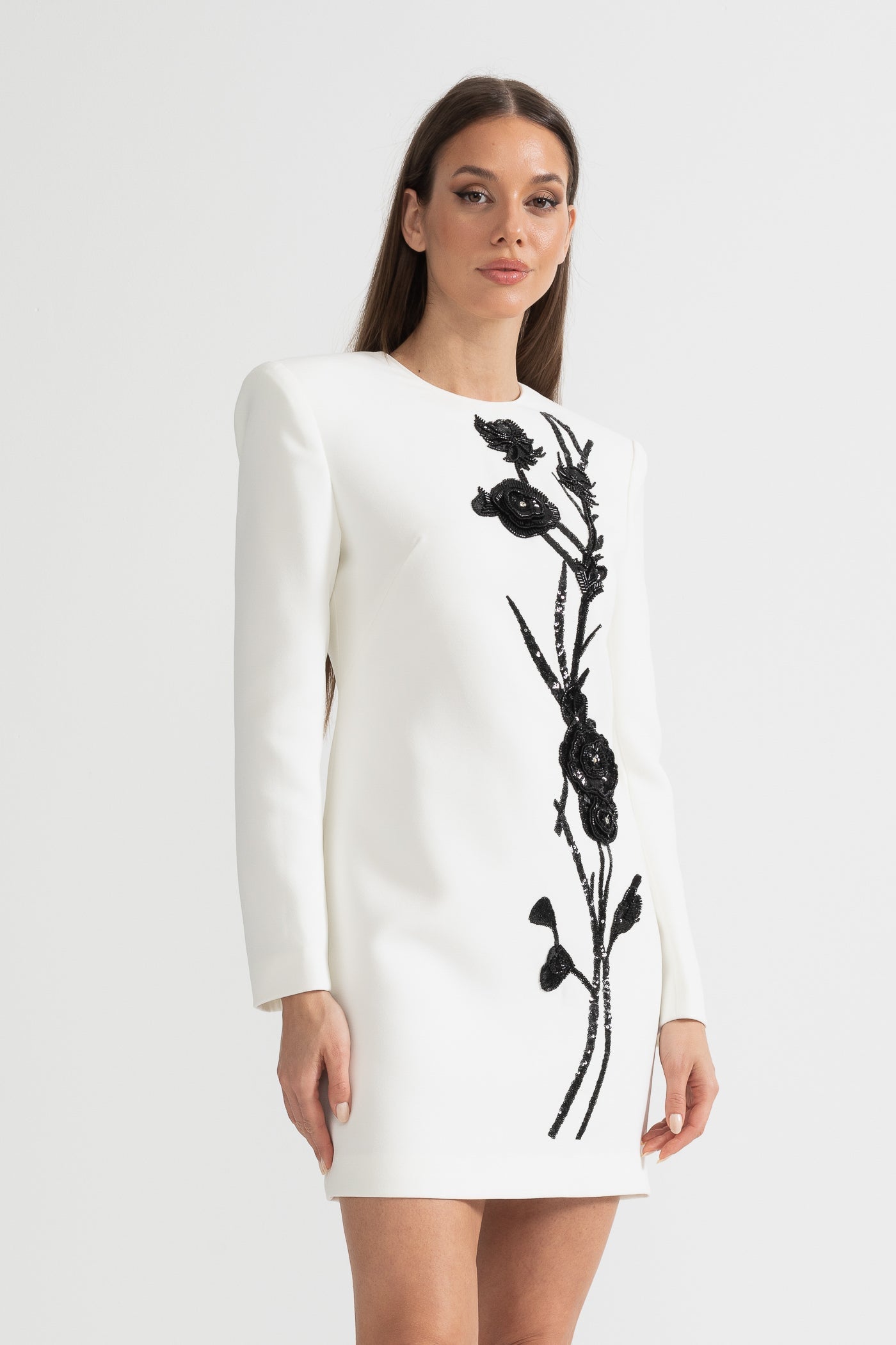 Robe Mini à Manches Longues avec Broderie Florale Contrastante - Blanc