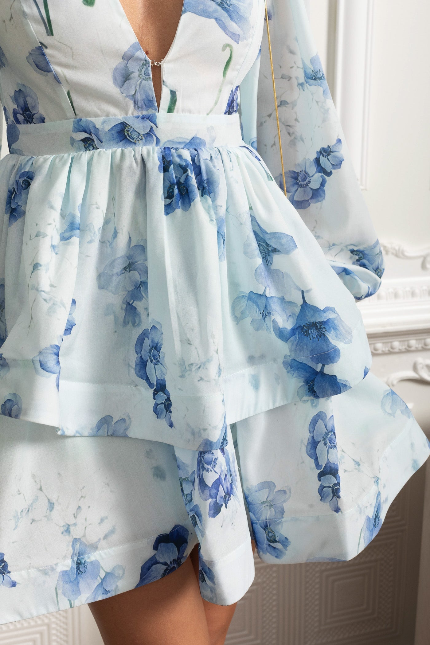 Robe Mini Florale Romantique Avec Manches Volumineuses Et Détail Peplum - Blanc/Bleu