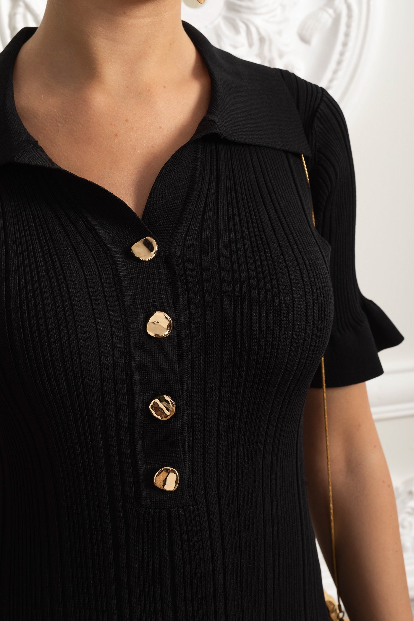 Robe Mini Côtelée Avec Devant Boutonné Et Manches Volantées - Noir