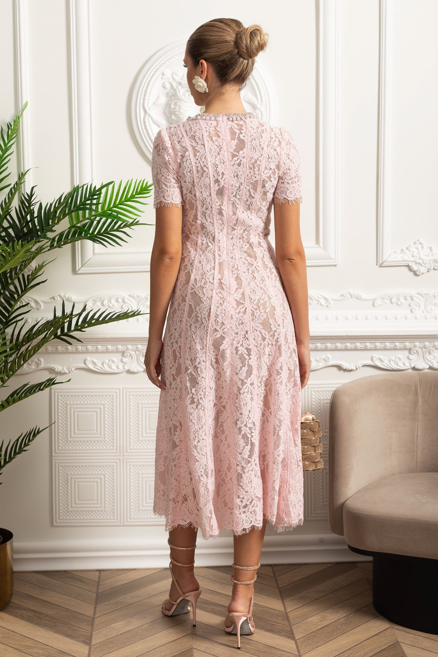 Robe Midi en Dentelle avec Col Orné de Cristaux - Rose