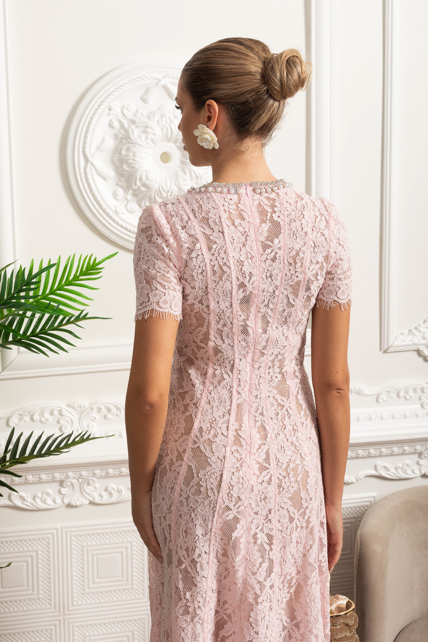 Robe Midi en Dentelle avec Col Orné de Cristaux - Rose