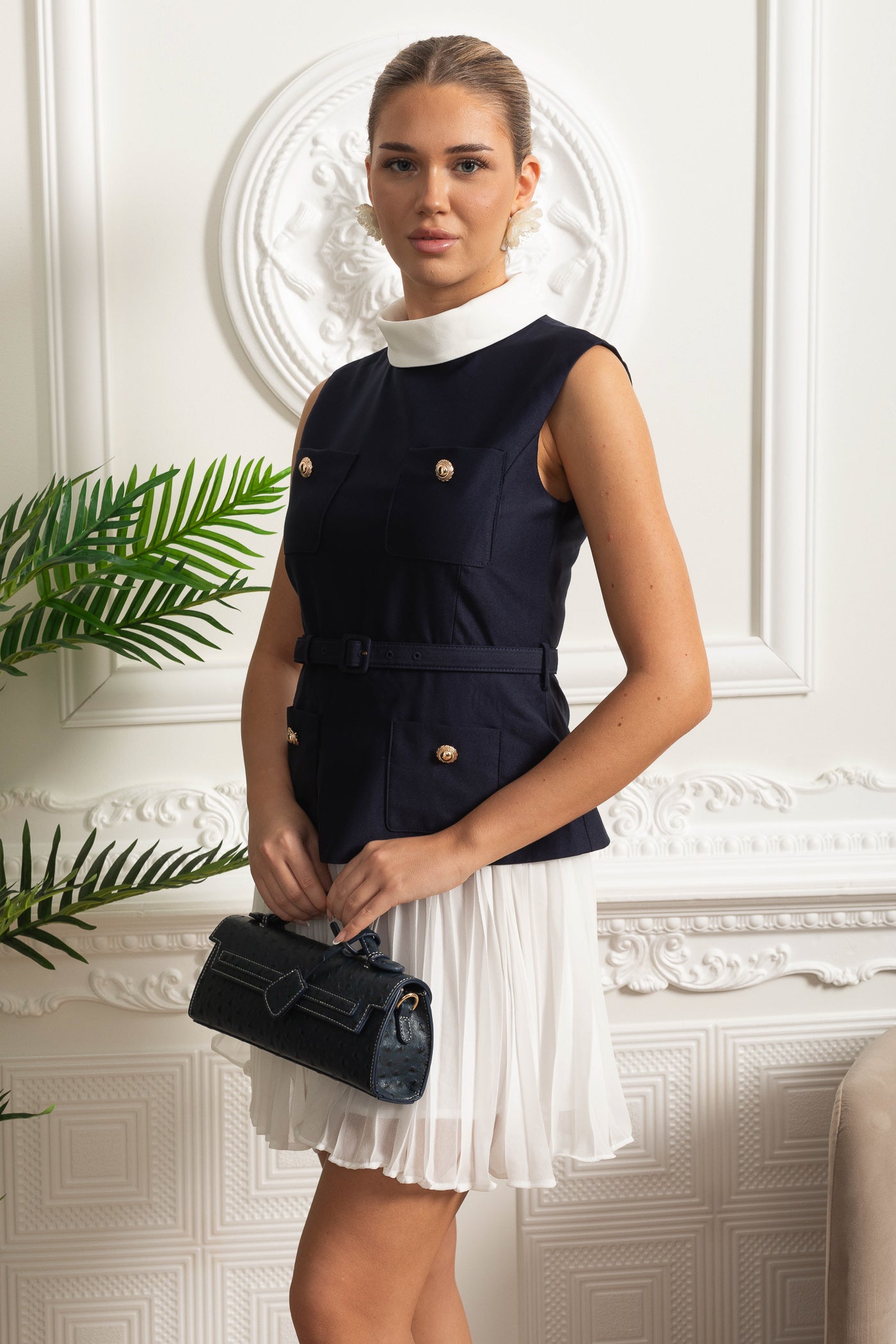 Robe sans manches structurée avec jupe plissée et col contrasté - Navy/White