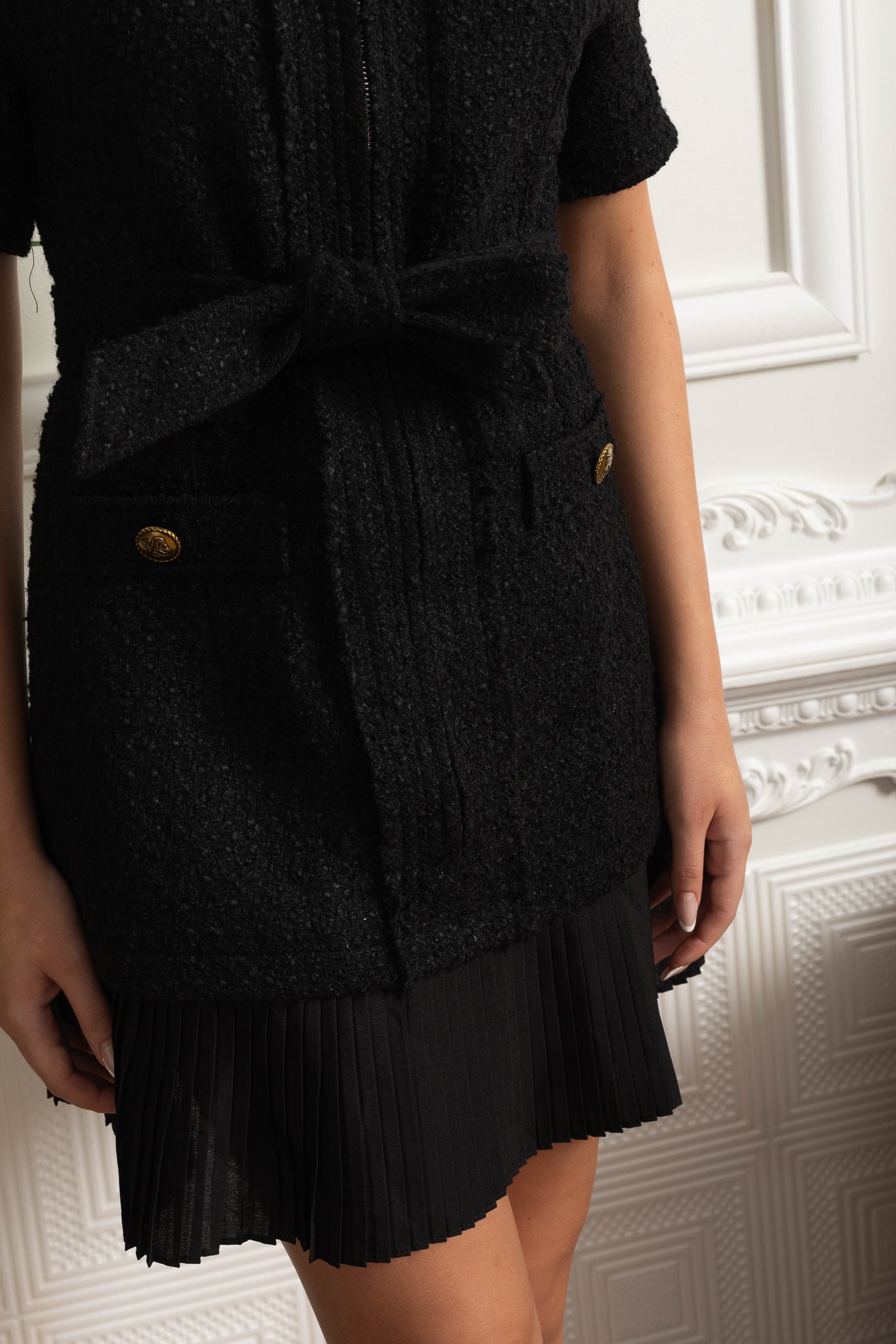 Robe Mini en Bouclé avec Taille Ceinturée et Ourlet Plissé - Noir