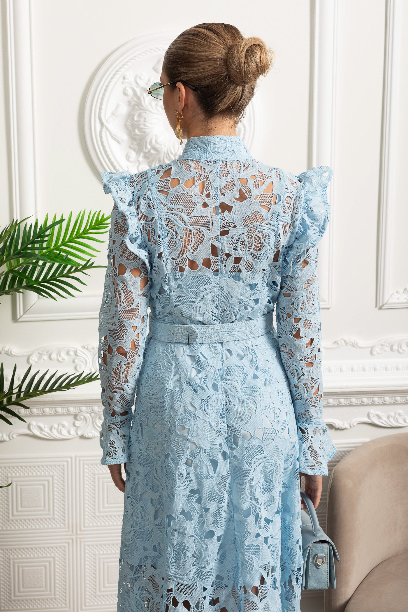 Robe midi en dentelle avec épaules à volants et détails floraux - Bleu