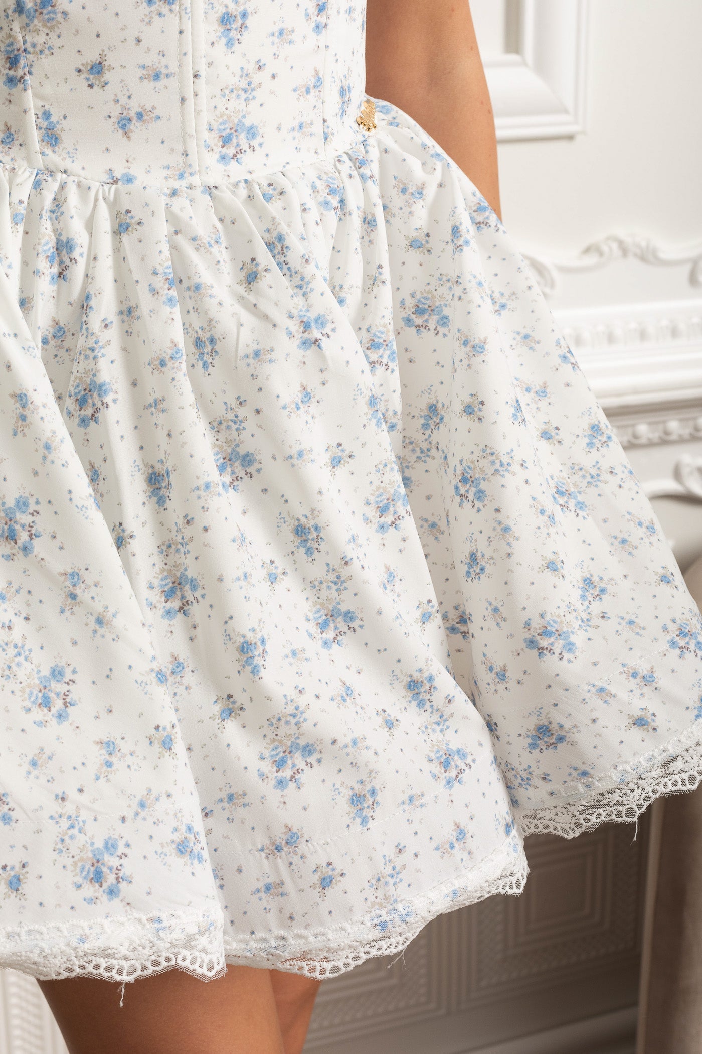 Robe Mini Fleurie Avec Manches Bouffantes Et Détail Rose 3D - Blanc/Bleu