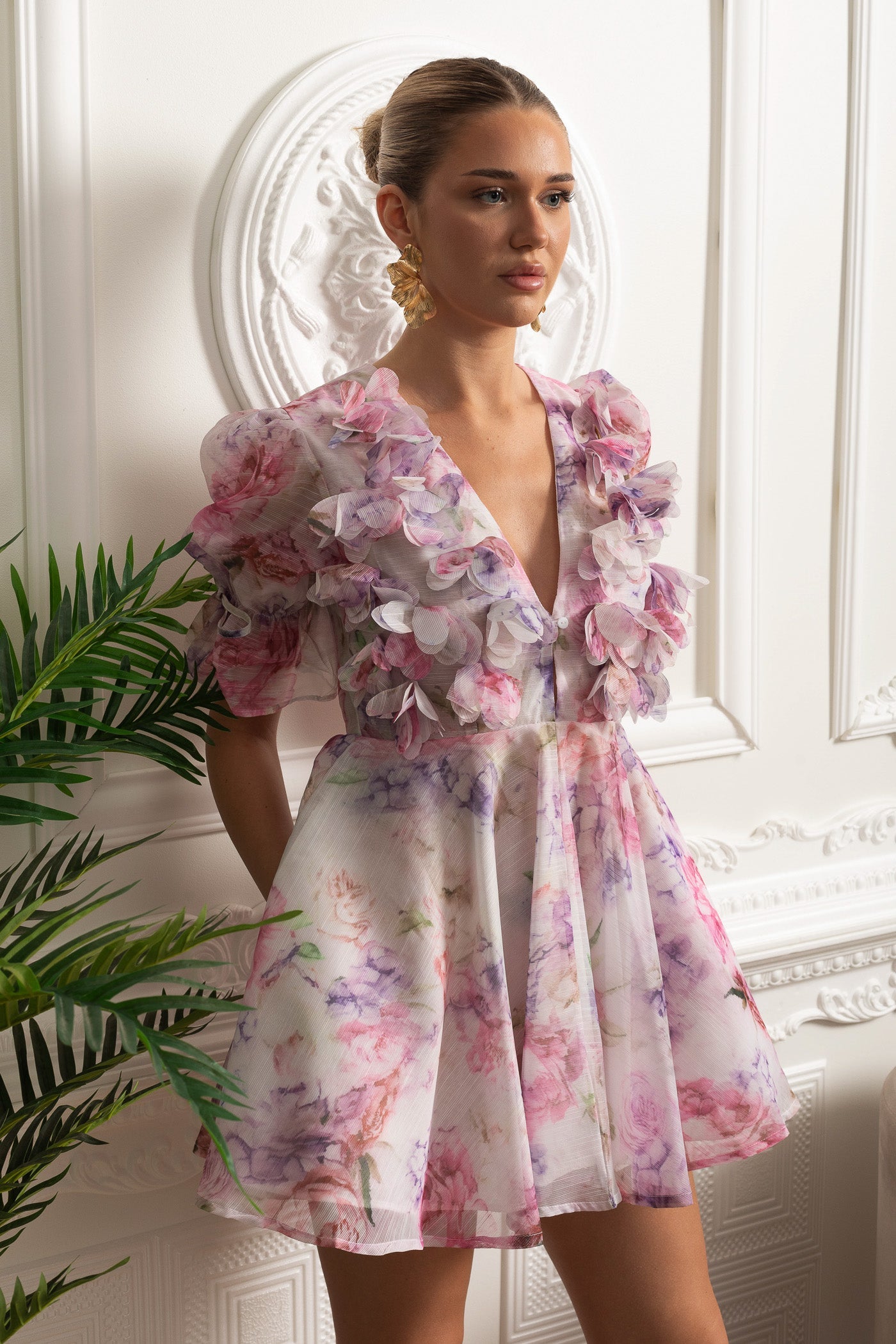 Robe courte à manches bouffantes avec appliqué floral 3D - Rose