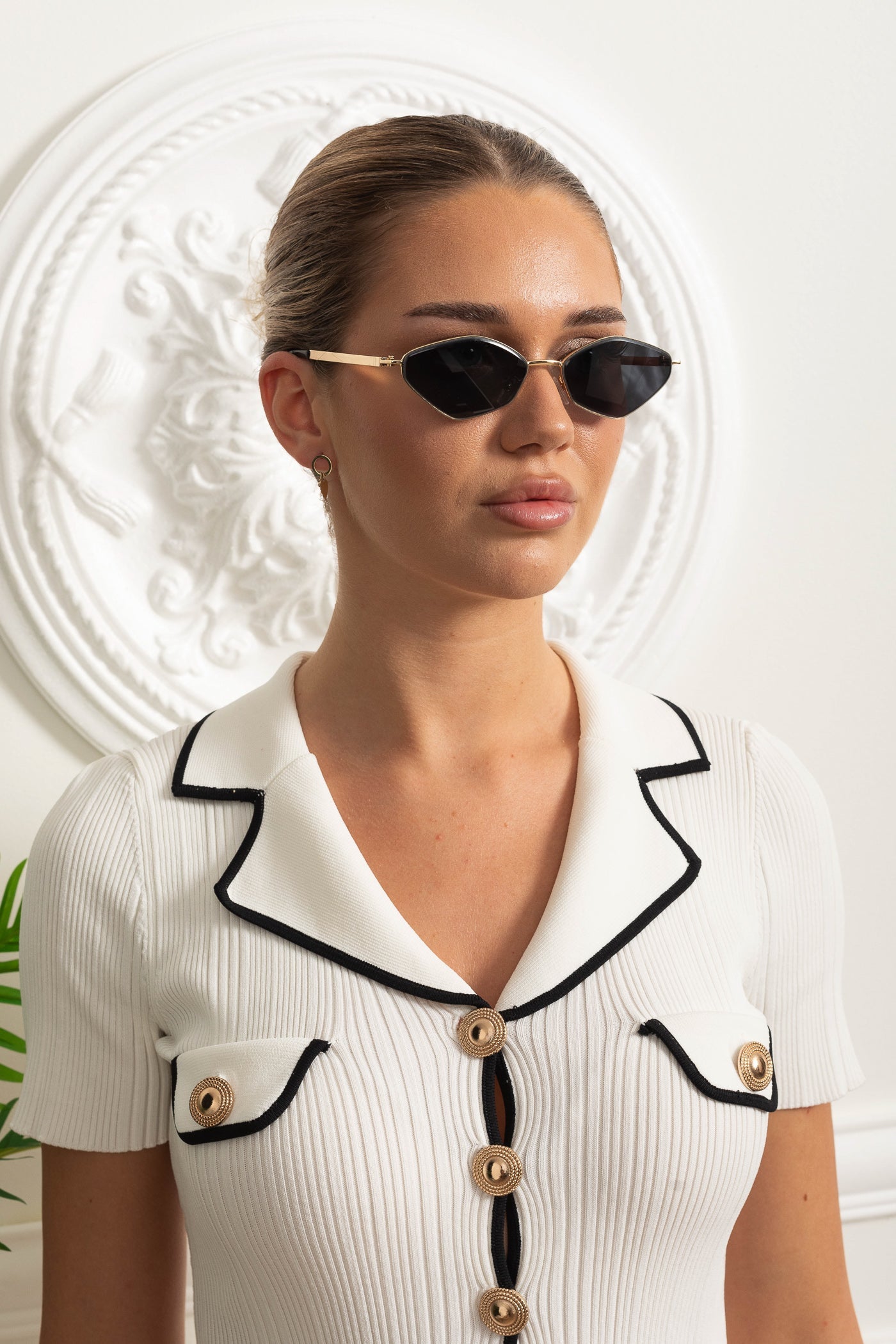 Lunettes de soleil angulaires géométriques avec monture entièrement en métal et branches fines – Noir