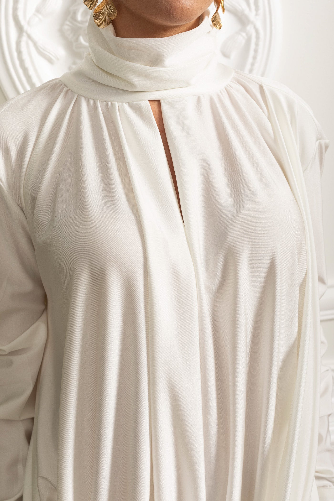 Robe élégante à col montant avec détails drapés et ornement floral latéral - Ivoire