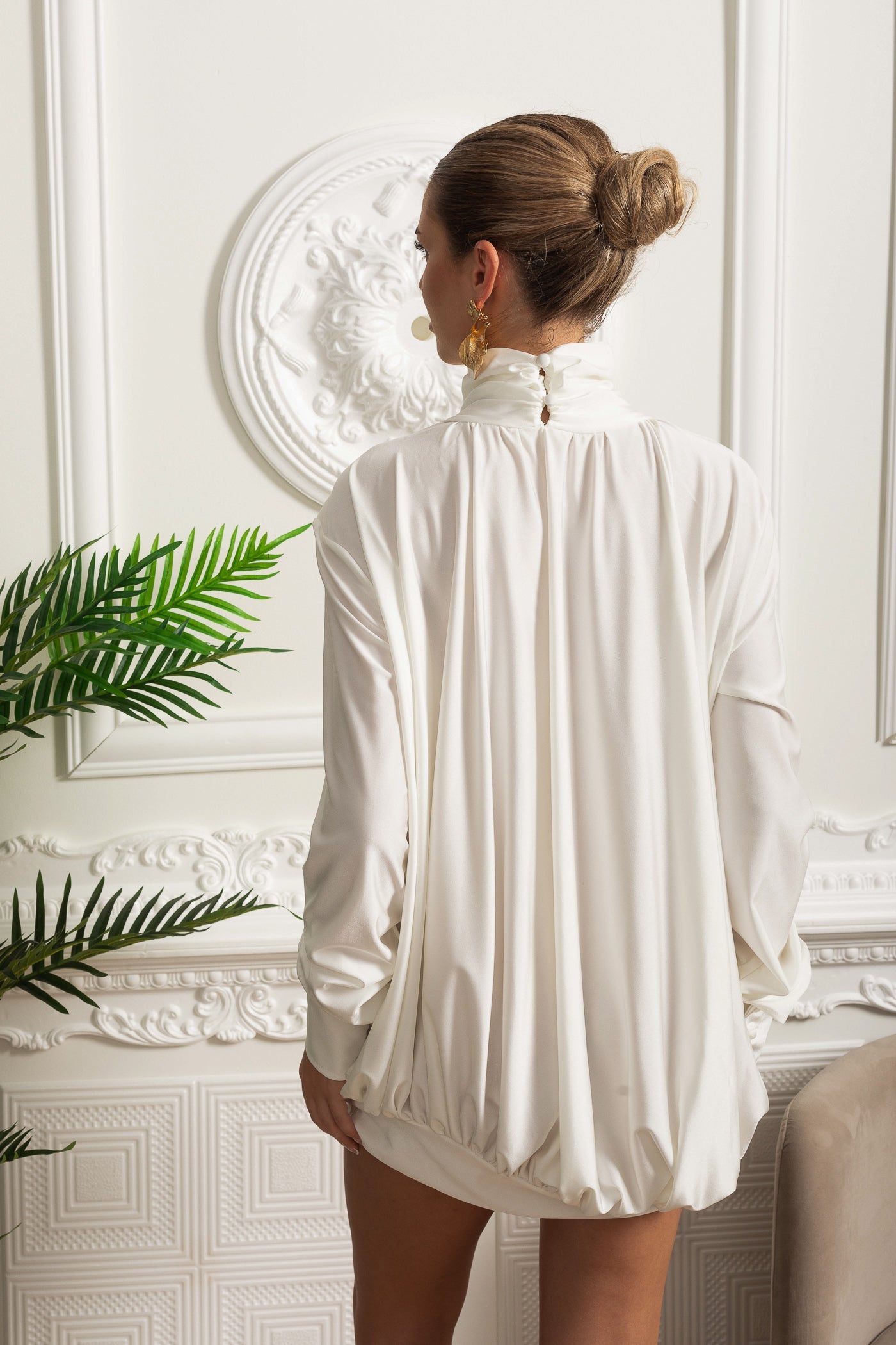 Robe élégante à col montant avec détails drapés et ornement floral latéral - Ivoire