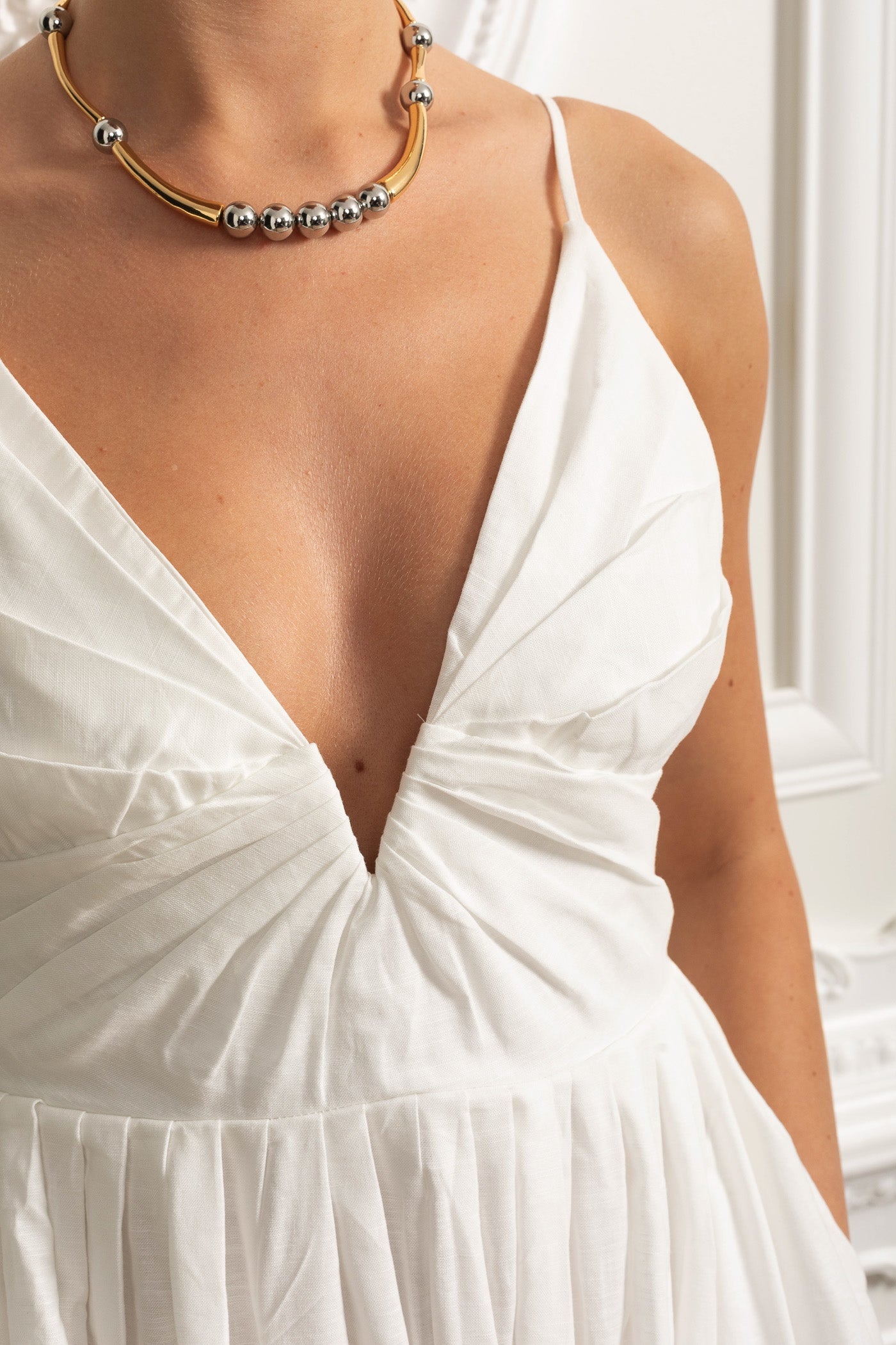 Robe midi à bretelles avec corsage froncé, dos smocké et jupe plissée - Blanc