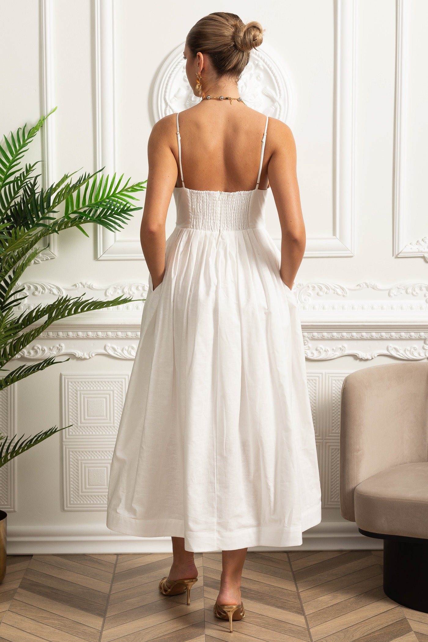 Robe midi à bretelles avec corsage froncé, dos smocké et jupe plissée - Blanc