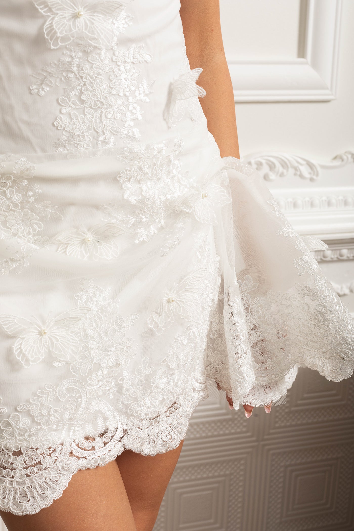 Robe courte à décolleté cœur festonné en tulle brodé - Blanc