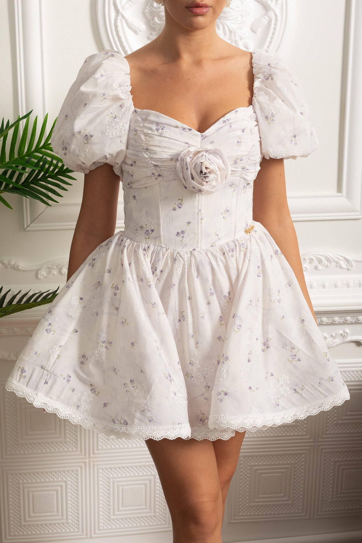 Robe Mini Fleurie Avec Manches Bouffantes Et Détail Rose 3D - Blanc/Violet
