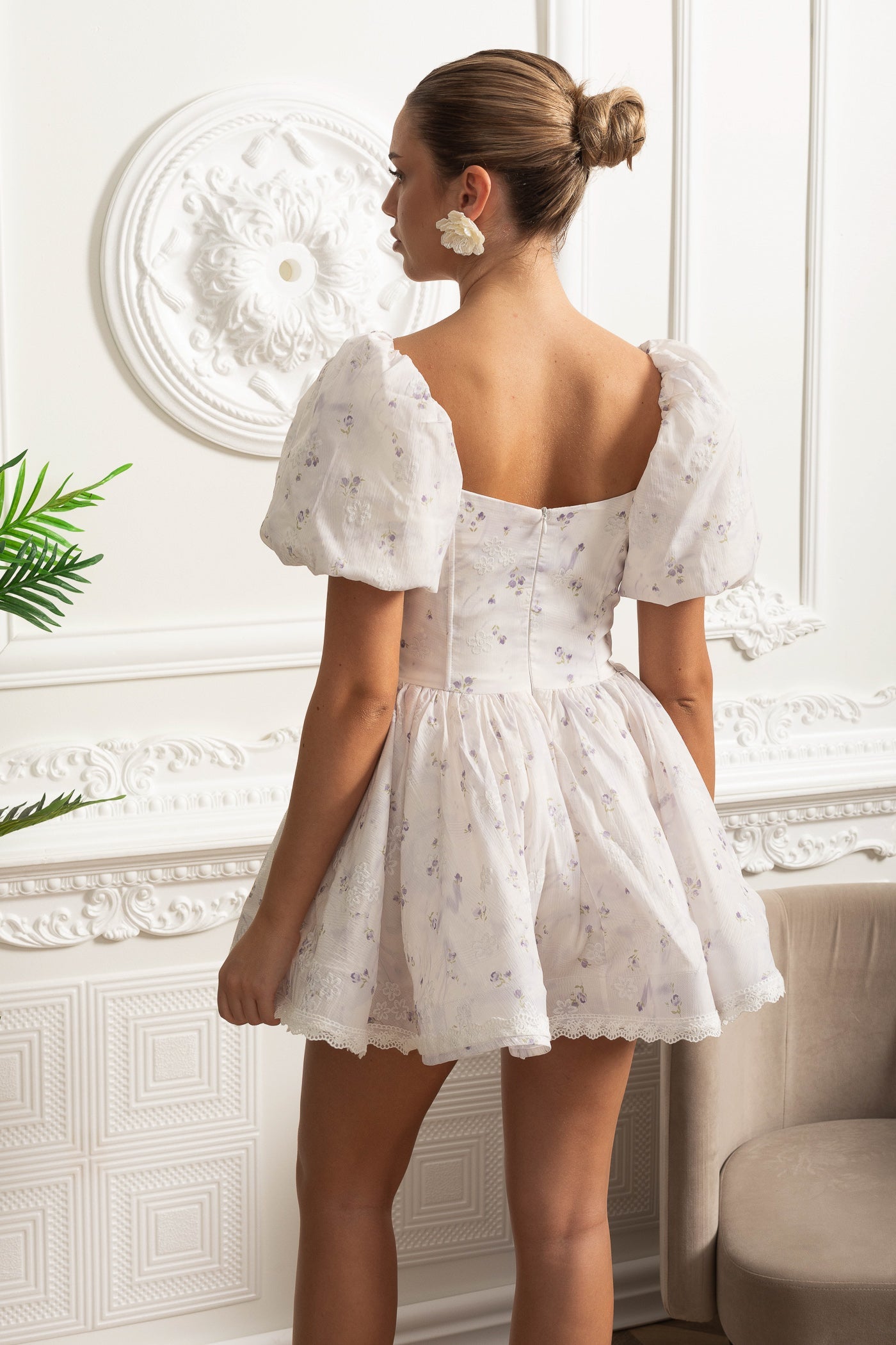 Robe Mini Fleurie Avec Manches Bouffantes Et Détail Rose 3D - Blanc/Violet