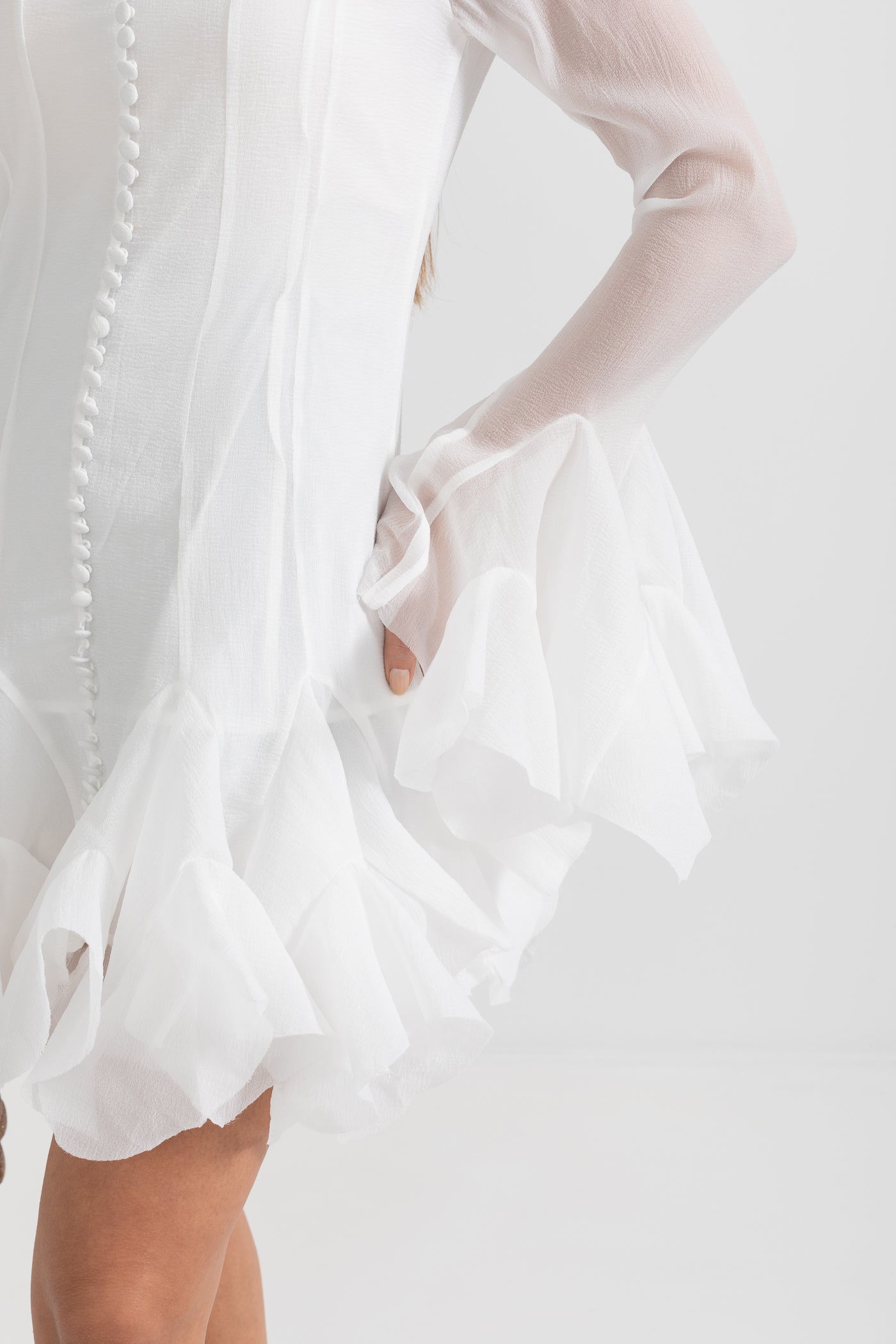 Robe à silhouette élégante avec manches évasées et ourlet évasé - Blanc