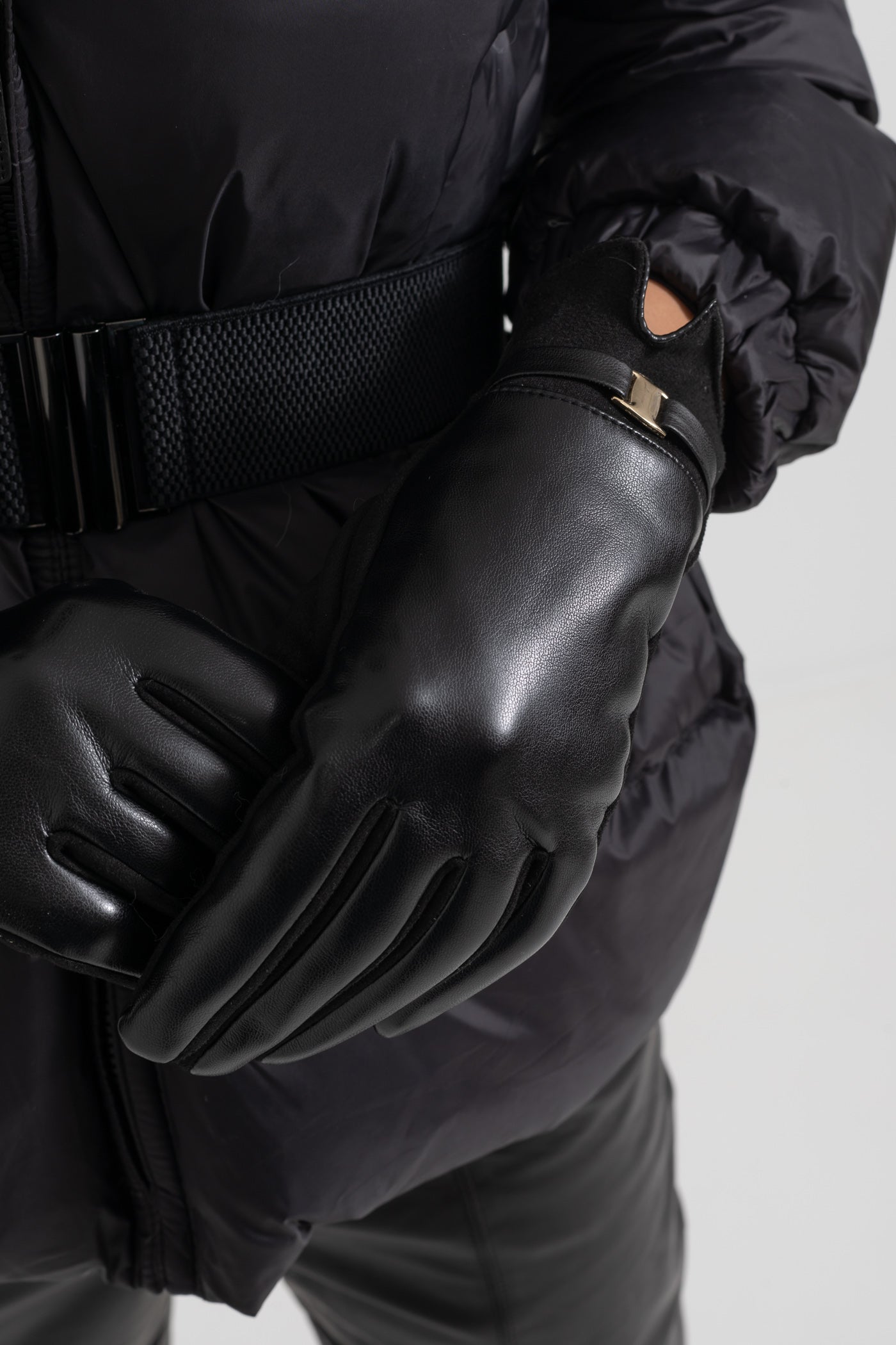 Gants en cuir vegan et daim avec détail boucle dorée - Noir