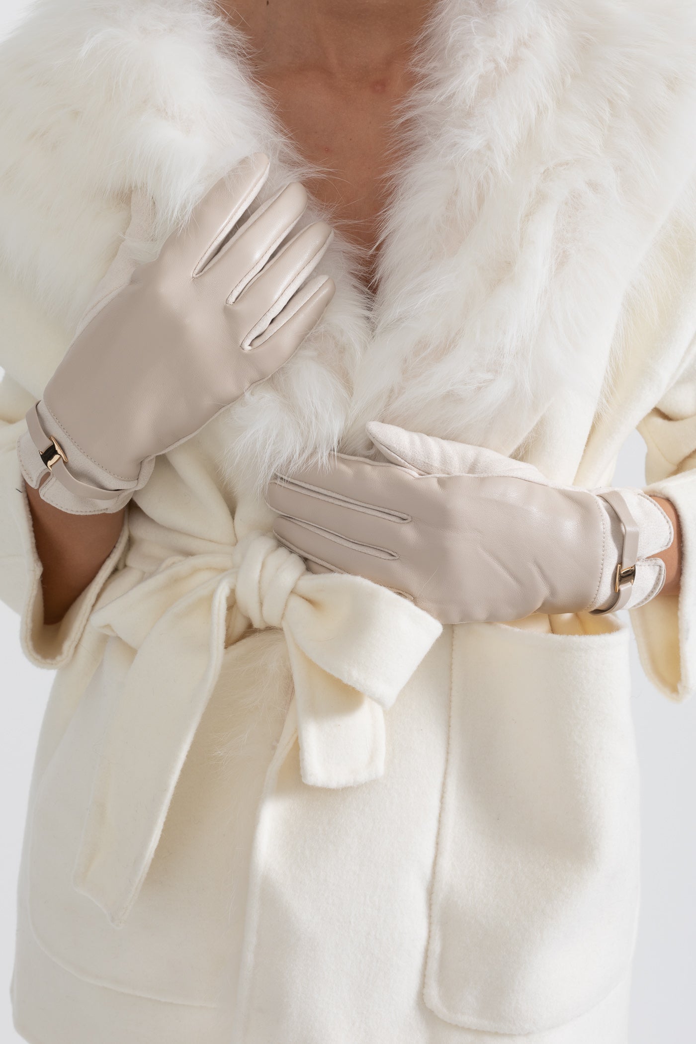 Gants en cuir vegan et daim avec détail boucle dorée - Beige