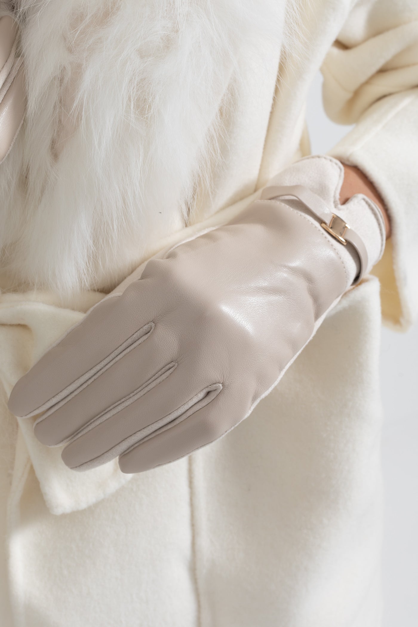 Gants en cuir vegan et daim avec détail boucle dorée - Beige