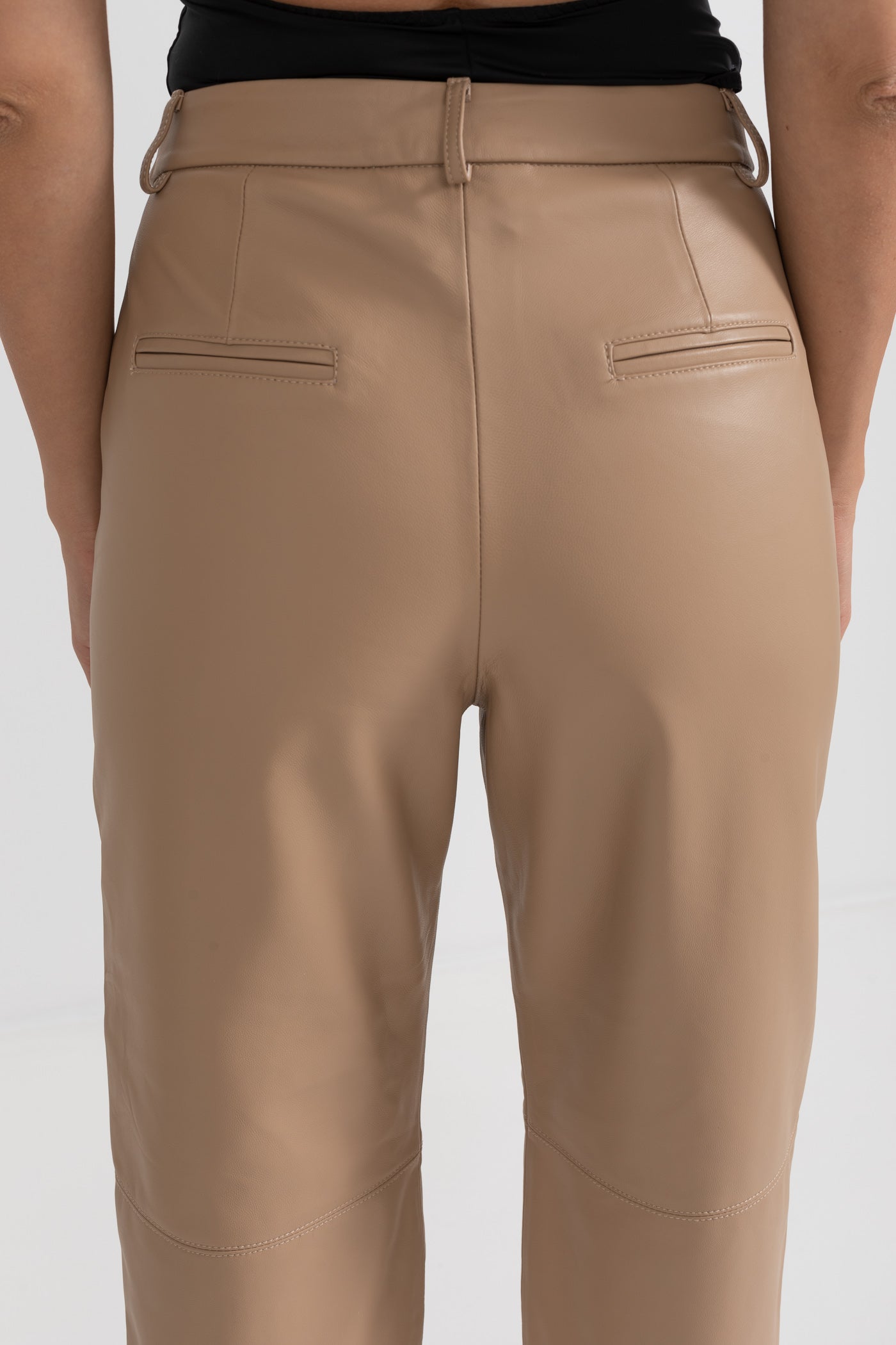 Pantalon droit en cuir avec surpiqûres décoratives - Beige
