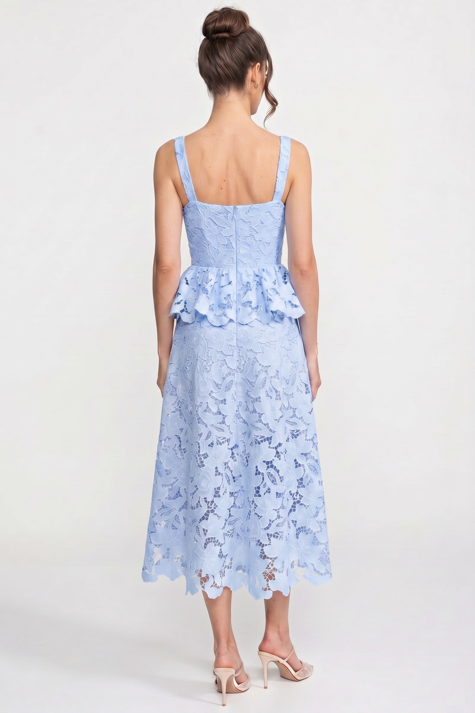 Robe sans manches en dentelle avec basque, jupe midi et boutons dorés - Bleu