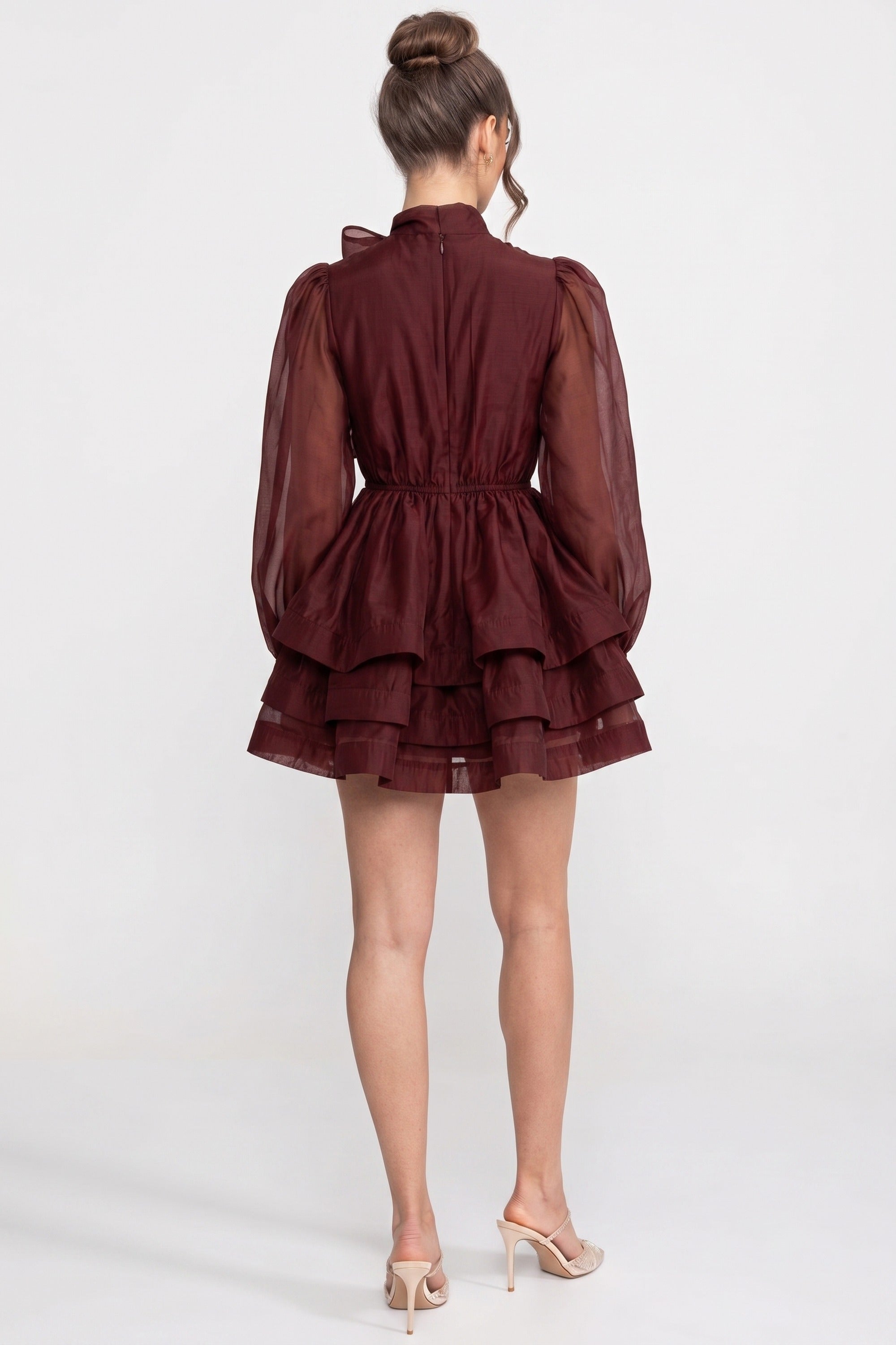 Robe mini à col montant avec manches bouffantes, jupe à volants à étages et nœud - Wine