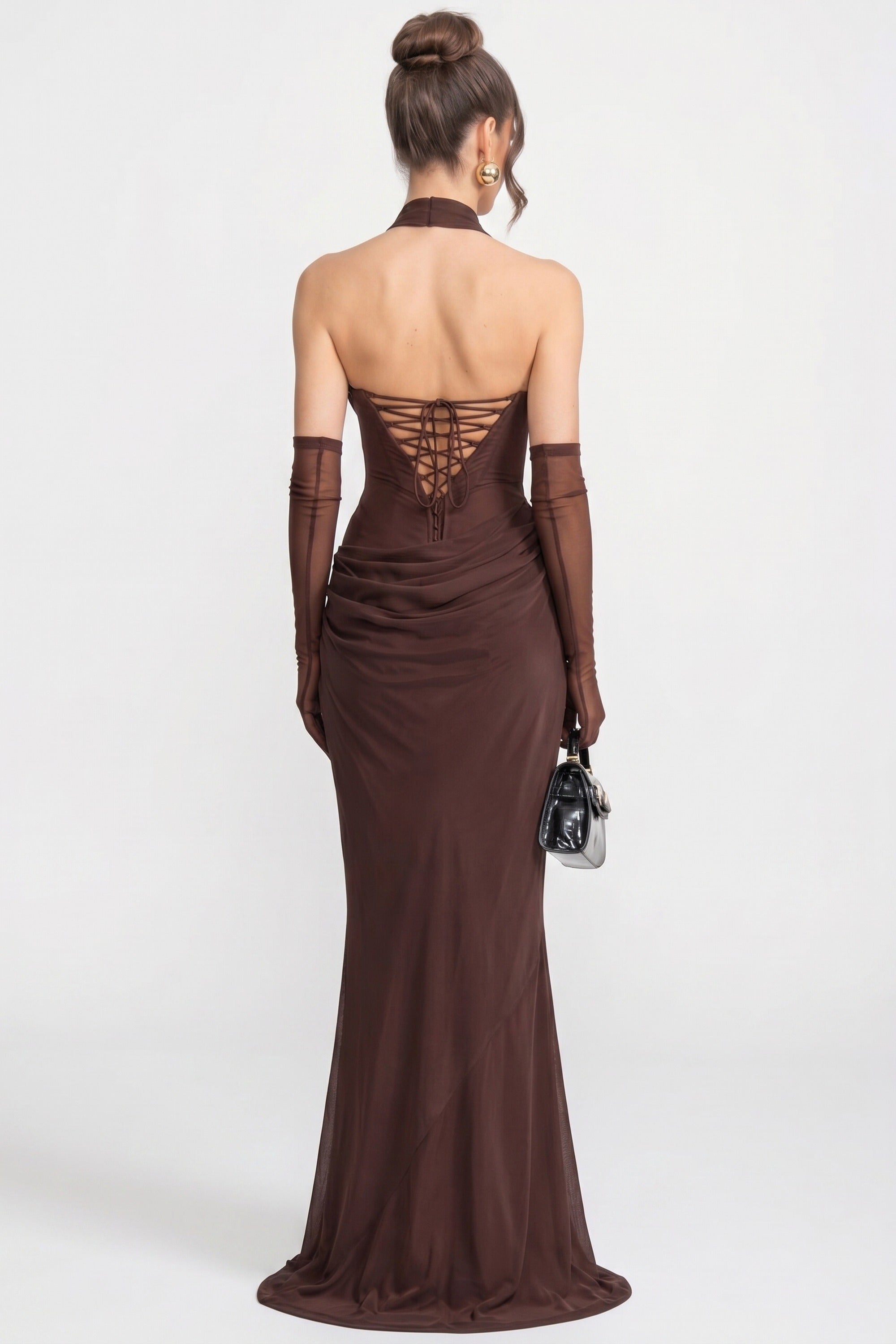 Robe longue drapée sans bretelles avec encolure bénitier et écharpe transparente - Marron