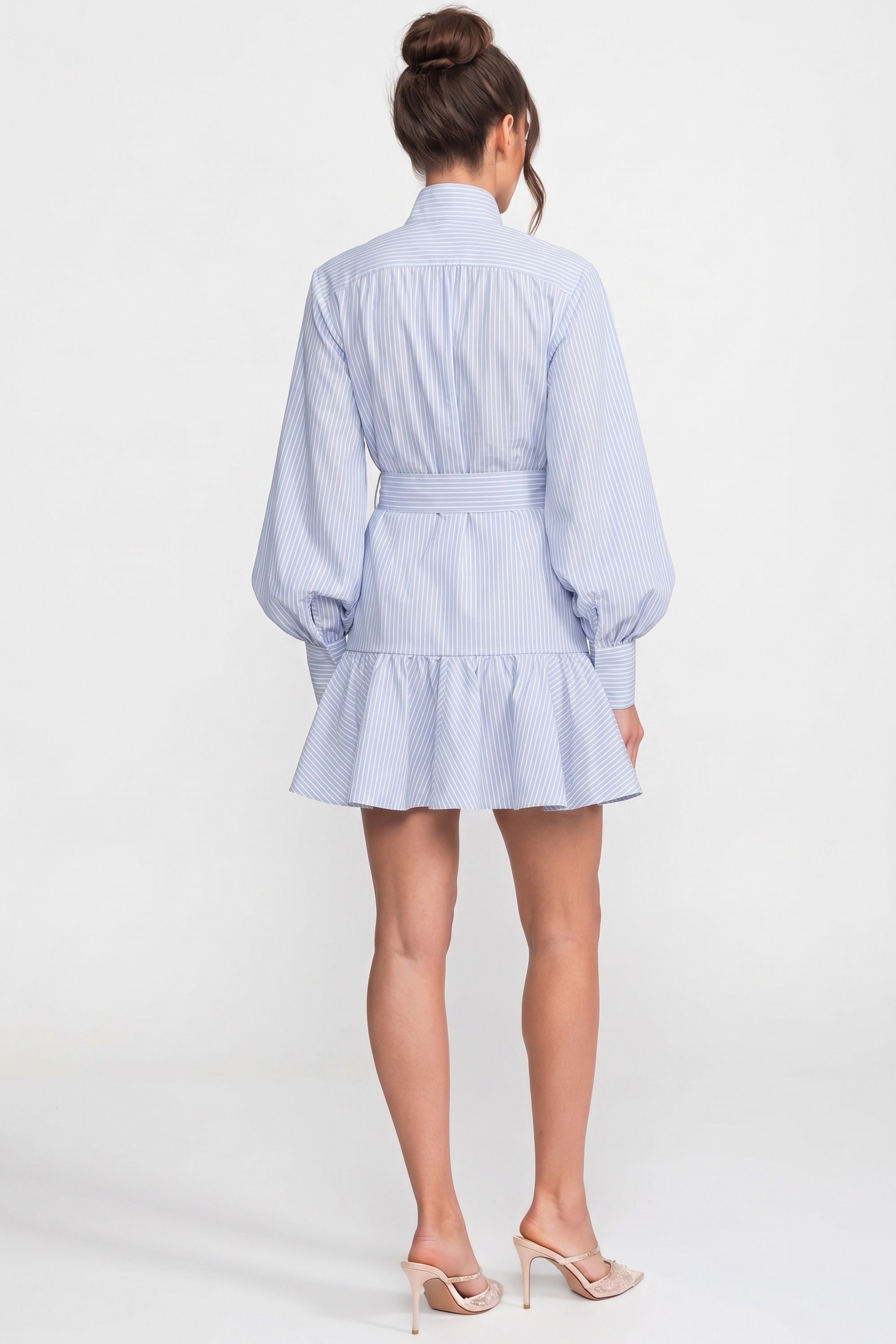Robe mini à rayures avec ceinture, col montant et manches ballon - Bleu