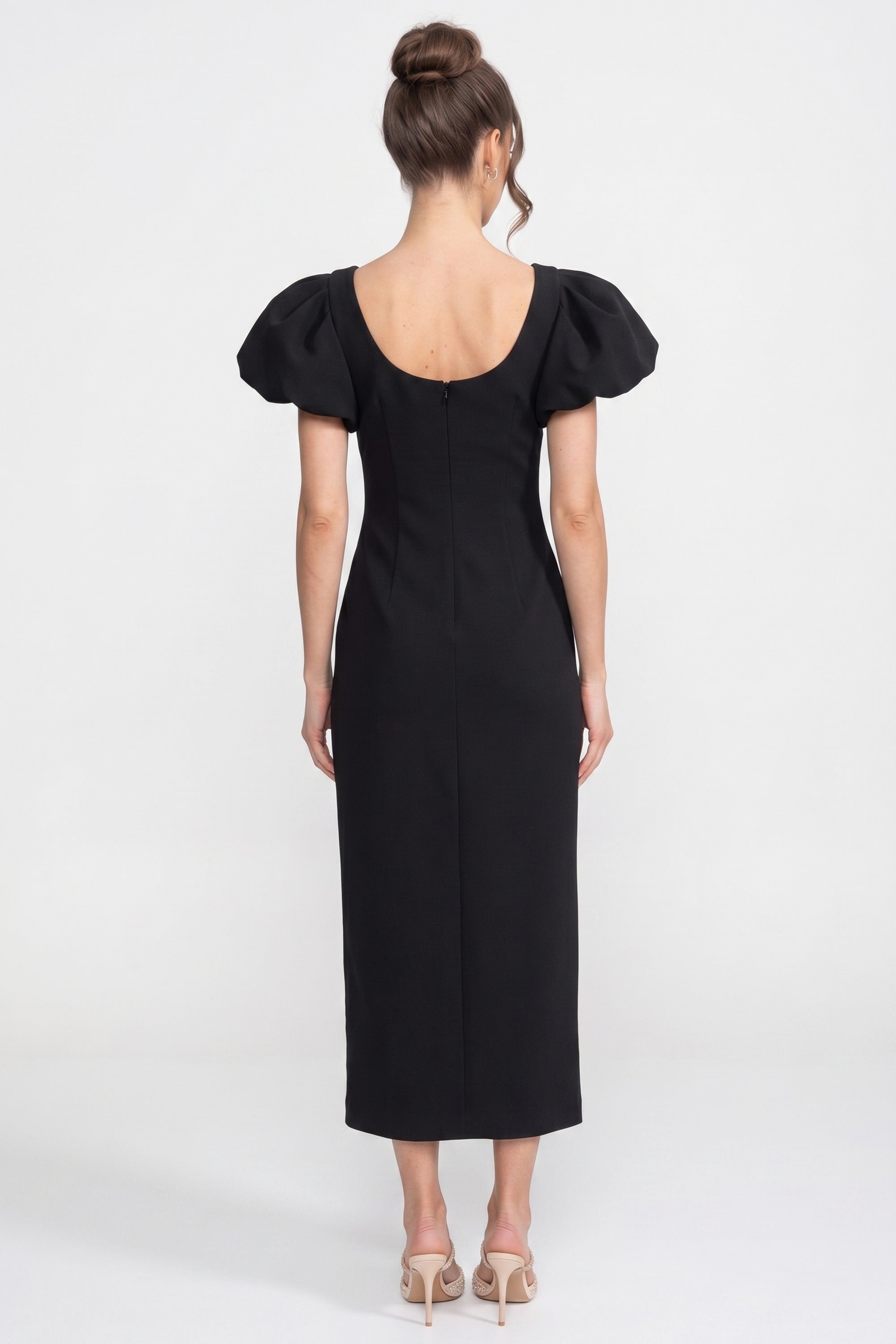 Robe longue structurée à épaules marquées avec appliqué floral d’iris 3D - Noir