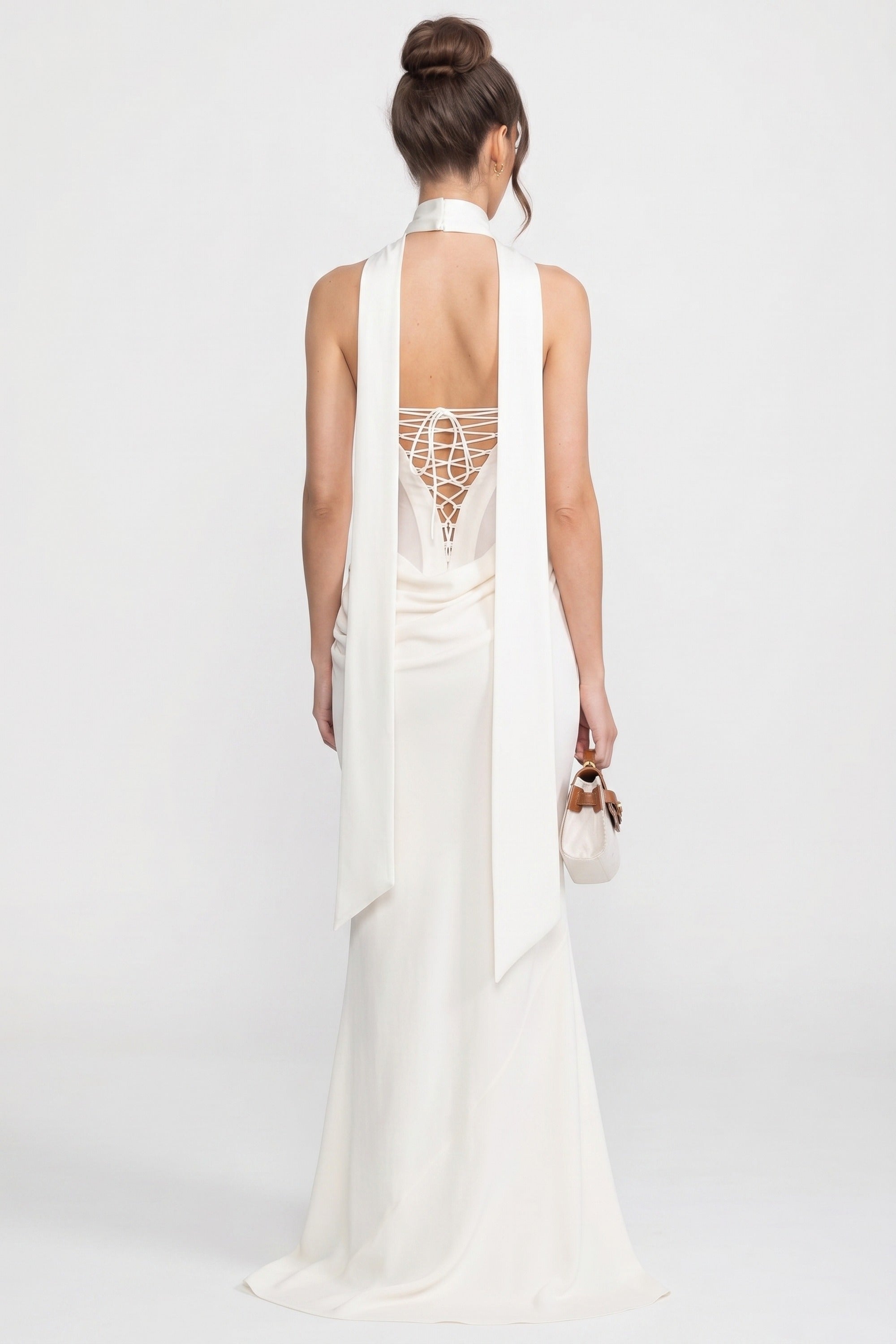 Robe longue drapée bustier avec encolure bénitier et écharpe transparente - blanc