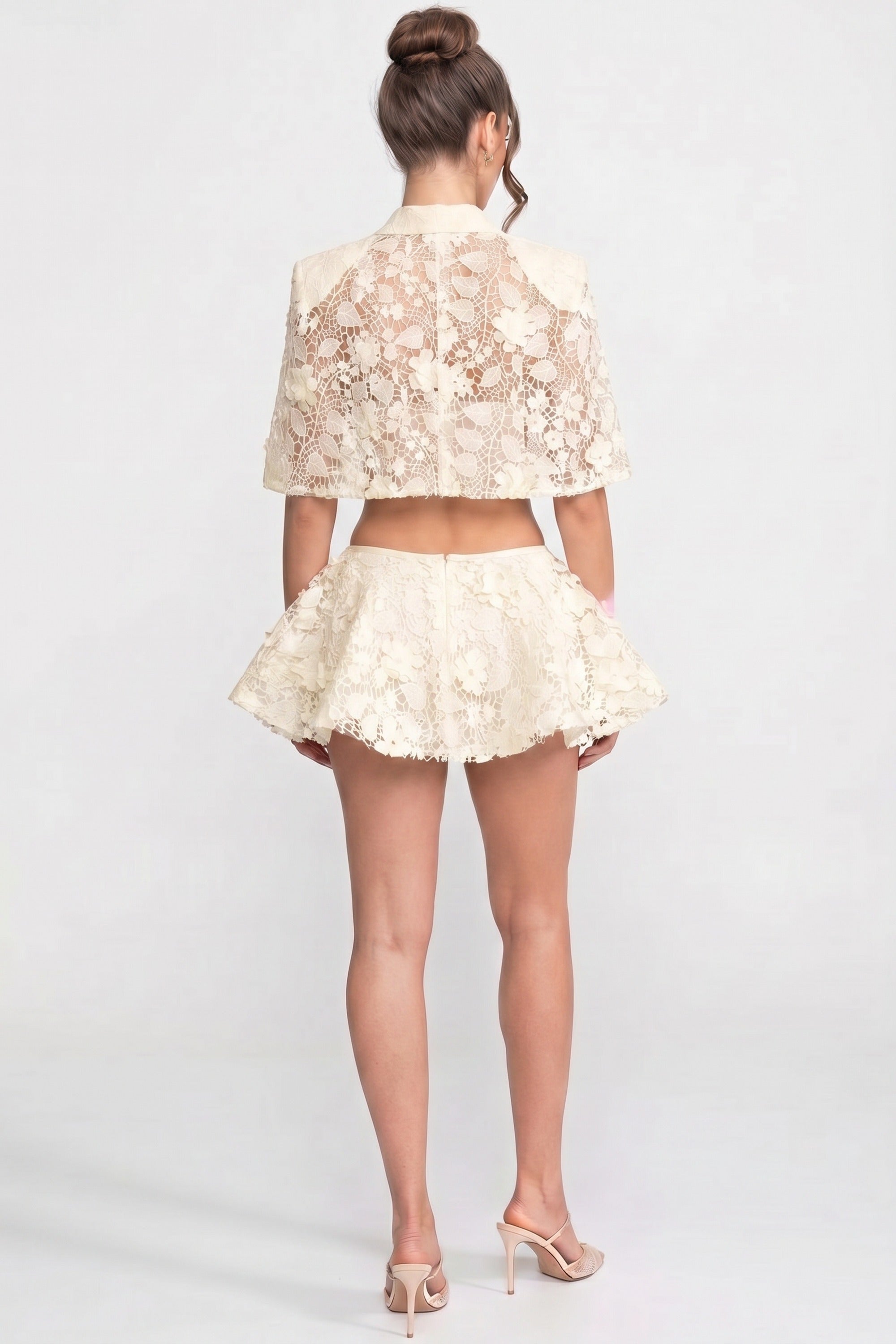 Ensemble coordonné en dentelle avec cape à boutons et mini-jupe à nœud - Blanc