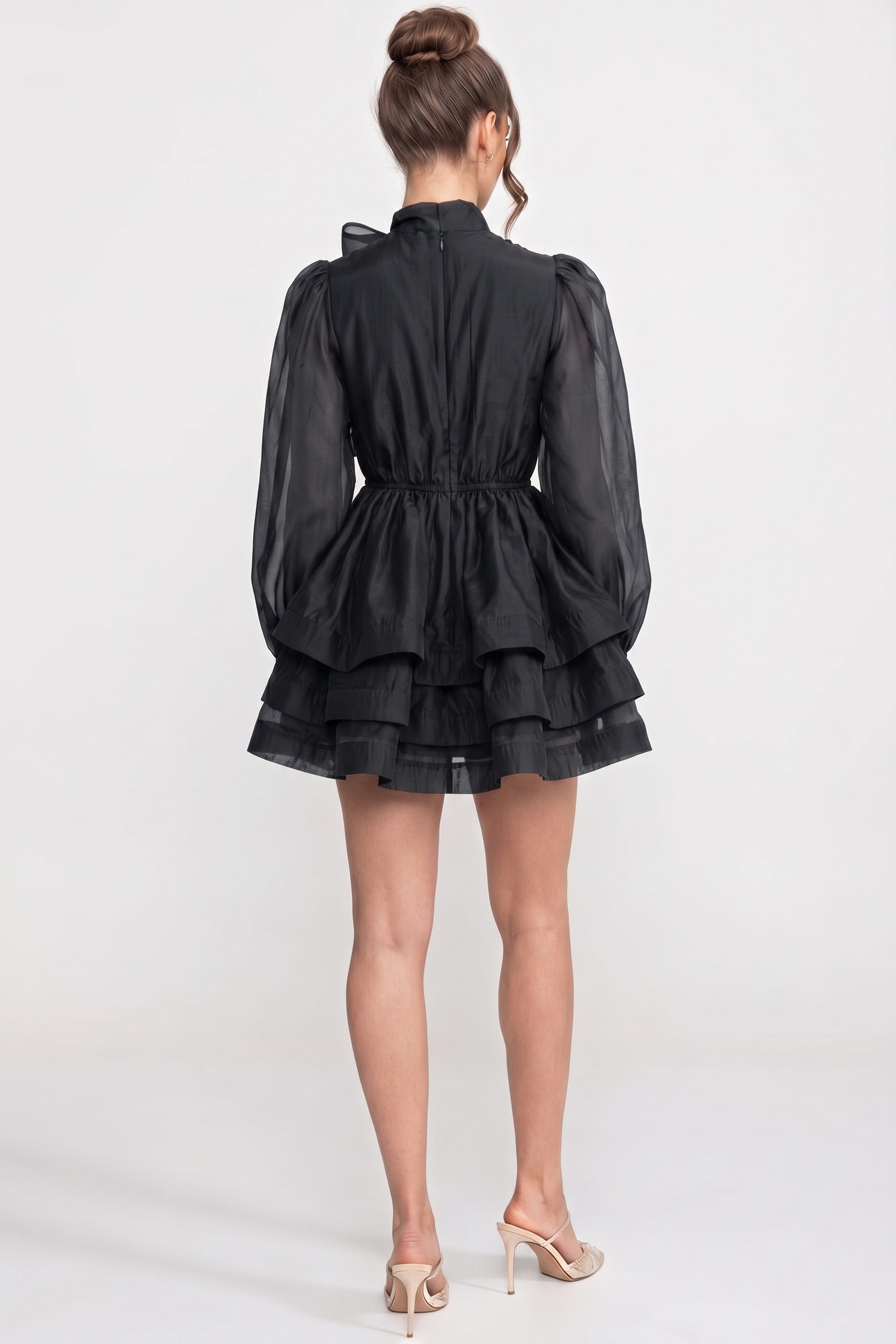 Mini-robe noire à col montant, manches bouffantes, jupe à volants superposés et nœud
